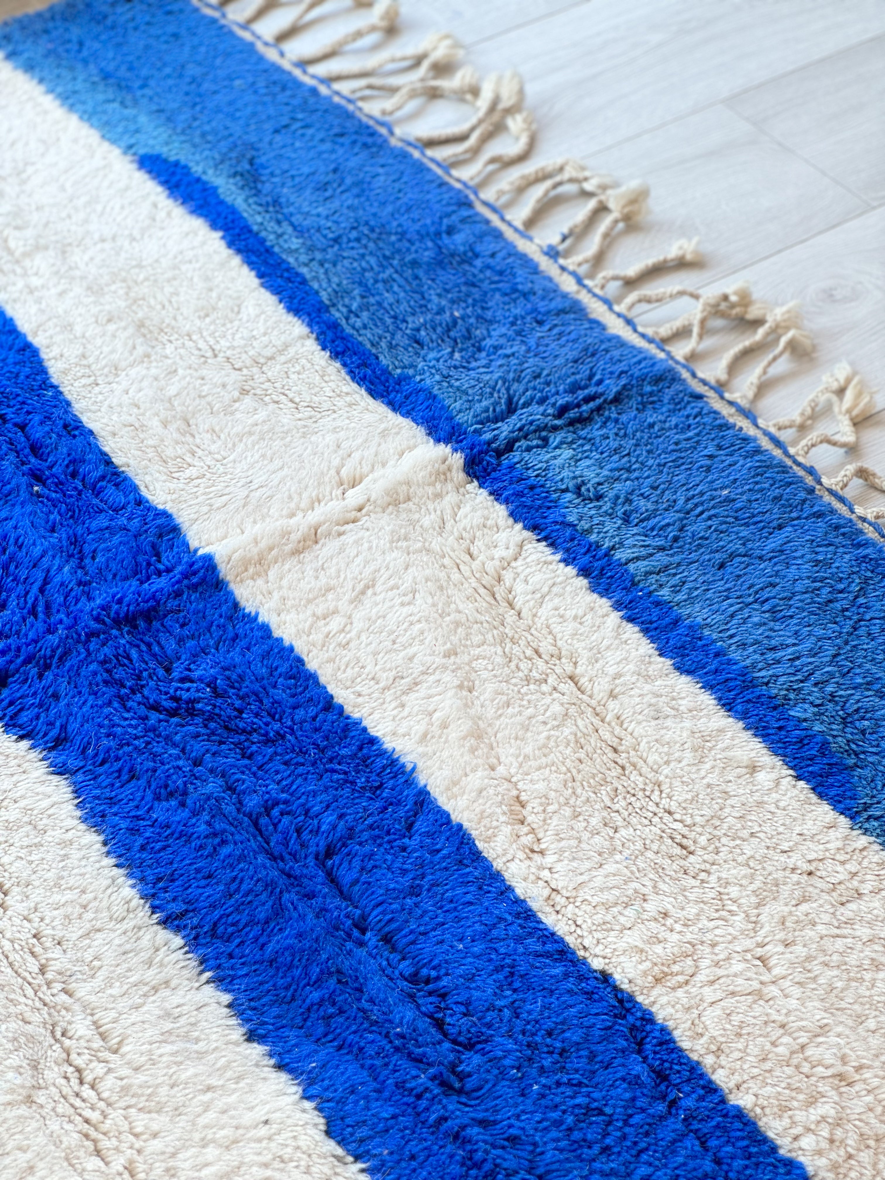Blauer Berberteppich Majorelle, farbenfroher Beni Ouarain – Nr. 682