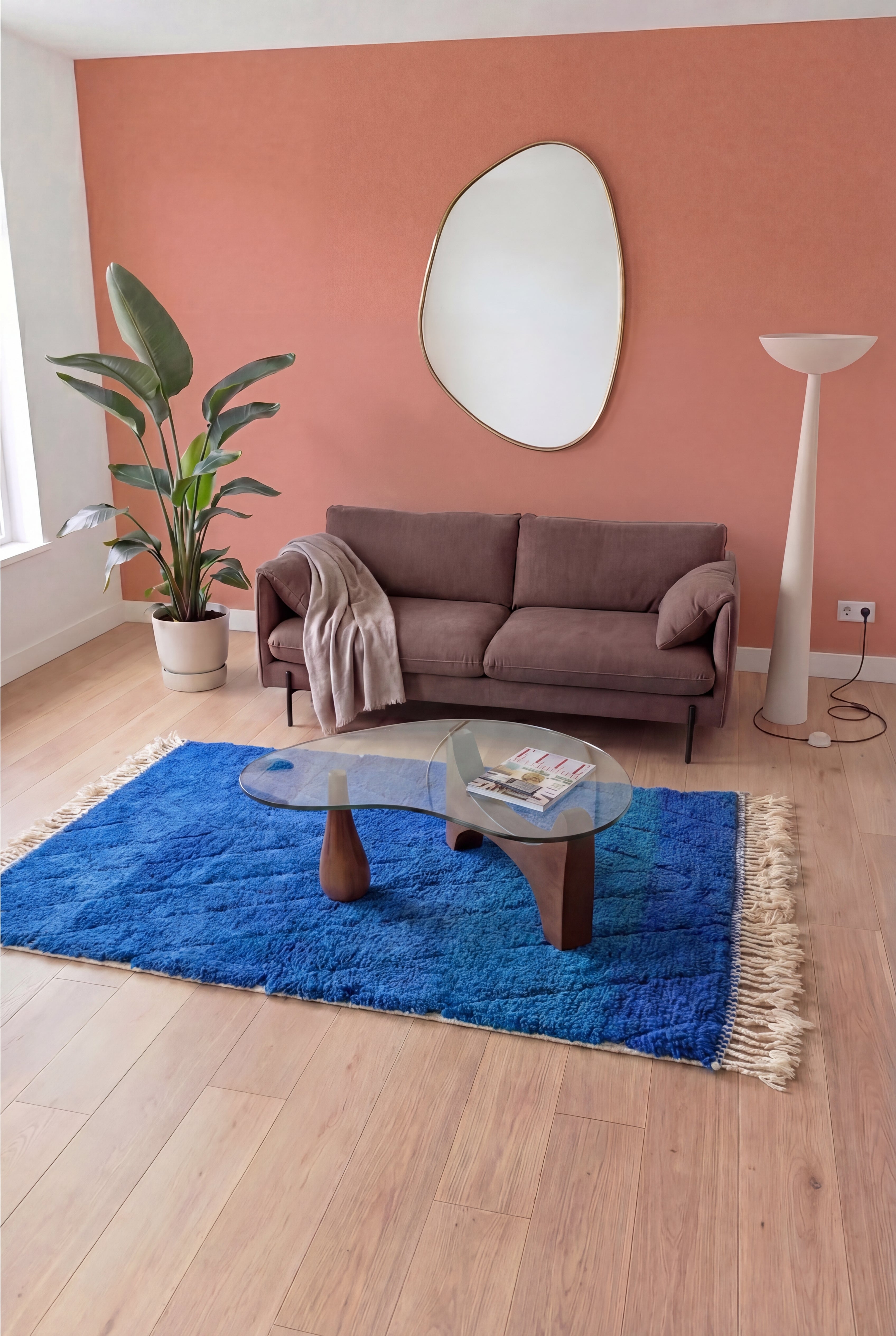 Tapis berbère marocain Azilal coloré fait main, laine et coton bleu Majorelle, 150x266 cm, n1779 — mis en scène dans un salon contemporain | Tamazi