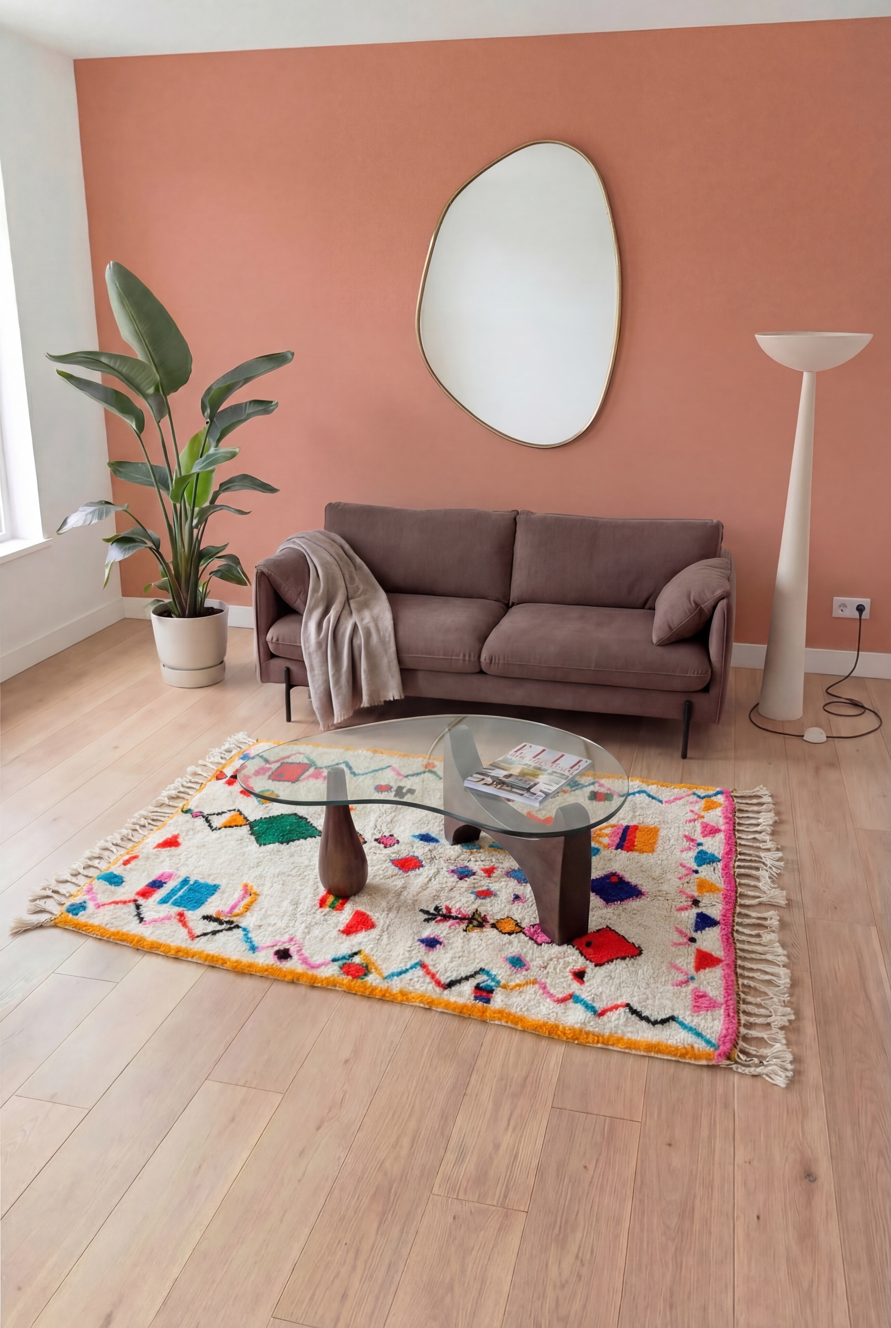 Tapis berbère marocain Azilal coloré fait main, laine et coton multicolore, 147x233 cm, n2570 — mis en scène dans un salon contemporain | Tamazi