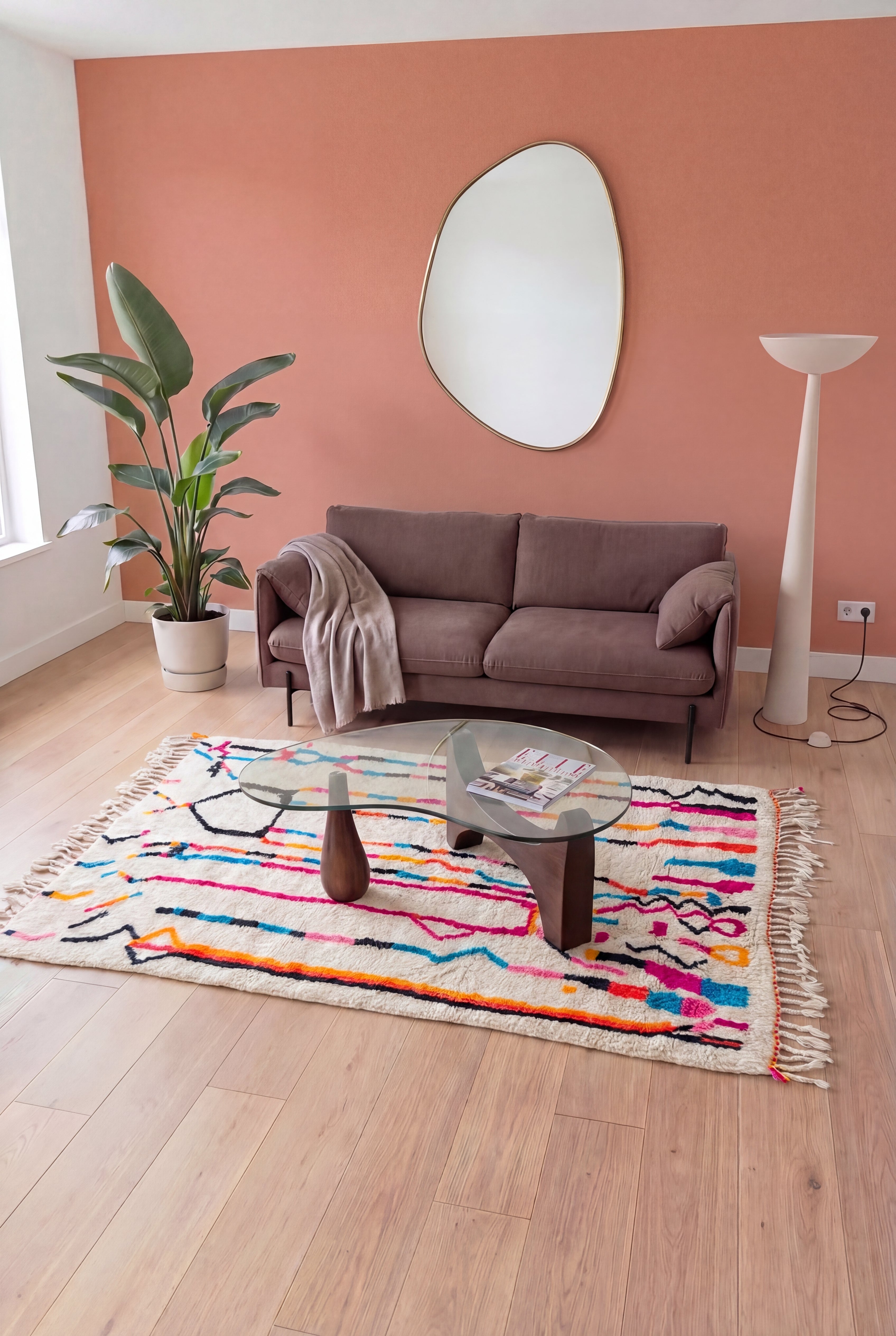 Tapis berbère marocain Azilal coloré fait main, laine et coton multicolore, 149x237 cm, n2252 — mis en scène dans un salon contemporain | Tamazi