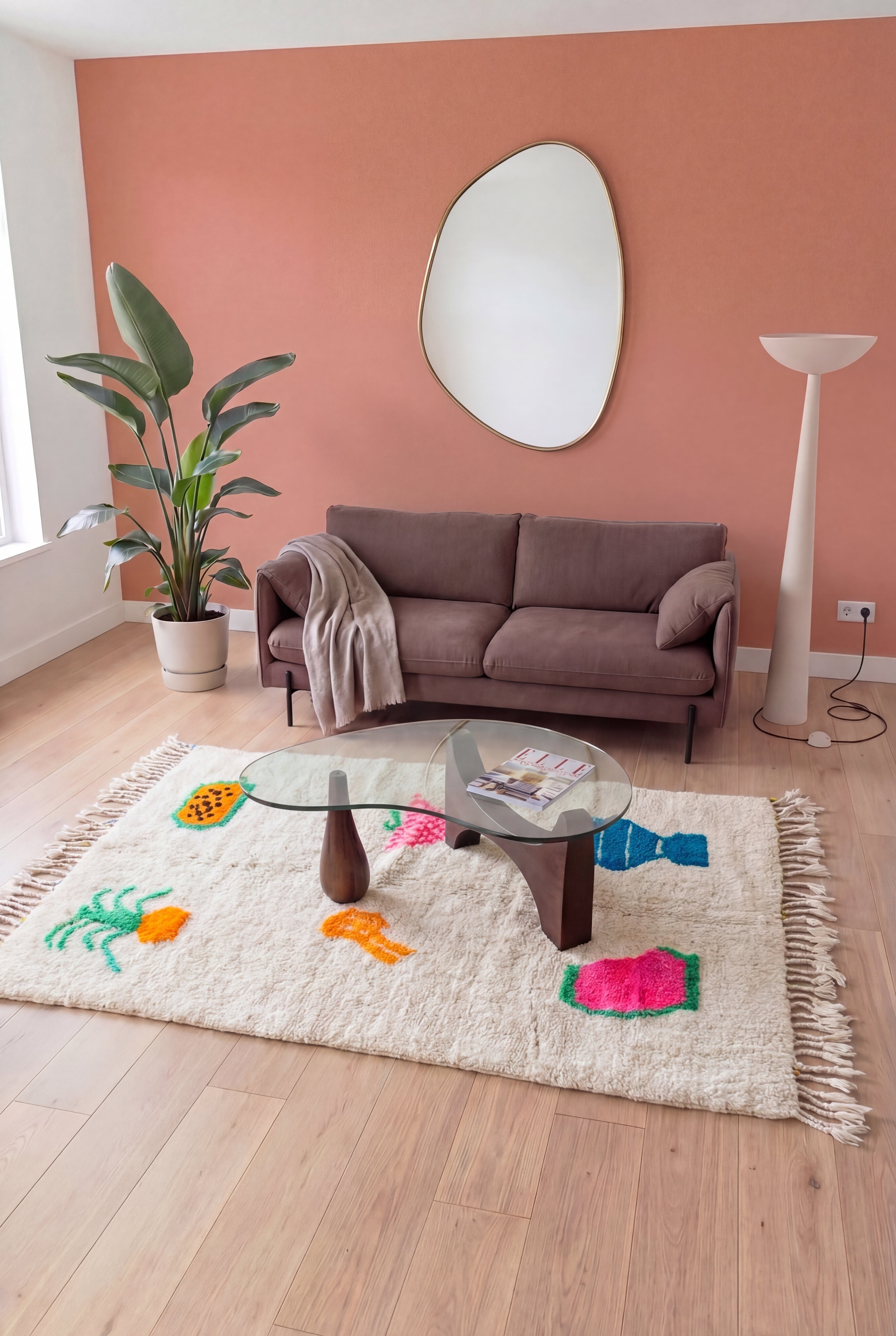 Tapis berbère marocain Azilal coloré fait main, laine et coton multicolore, 149x287 cm, n2337 — mis en scène dans un salon contemporain | Tamazi