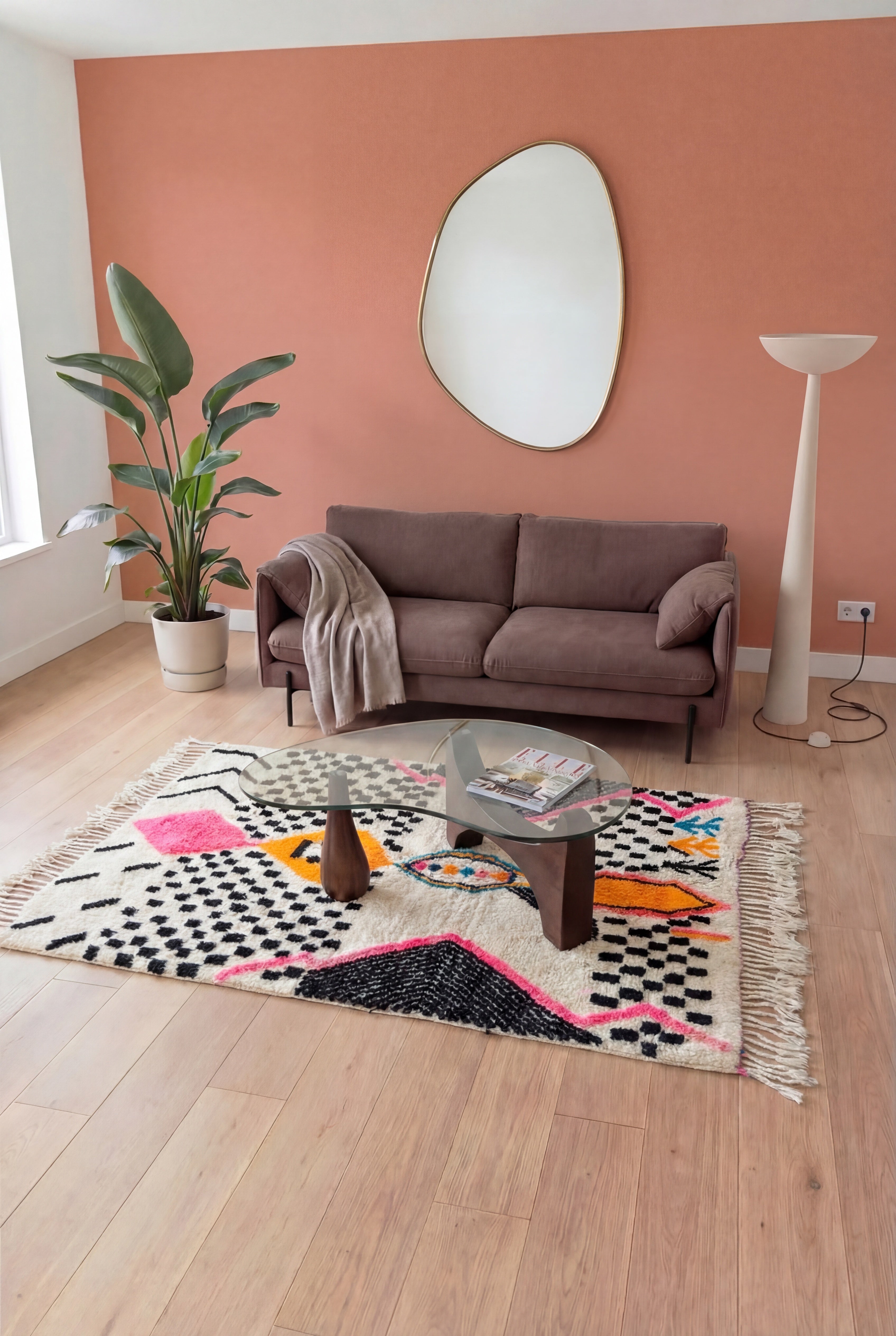 Tapis berbère marocain Azilal coloré fait main, laine et coton multicolore, 153x231 cm, n2538 — mis en scène dans un salon contemporain | Tamazi