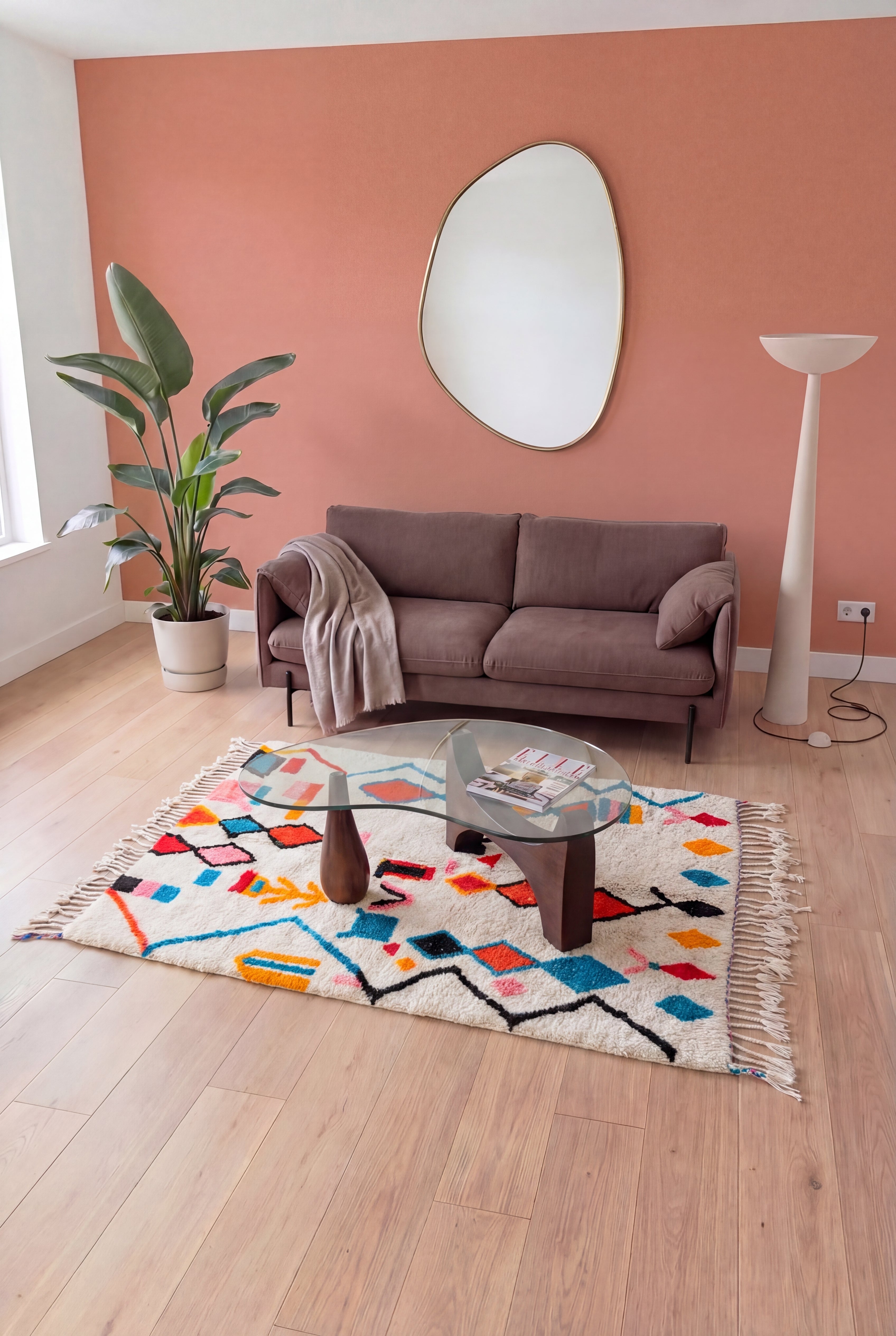 Tapis berbère marocain Azilal coloré fait main, laine et coton multicolore, 154x225 cm, n2364 — mis en scène dans un salon contemporain | Tamazi