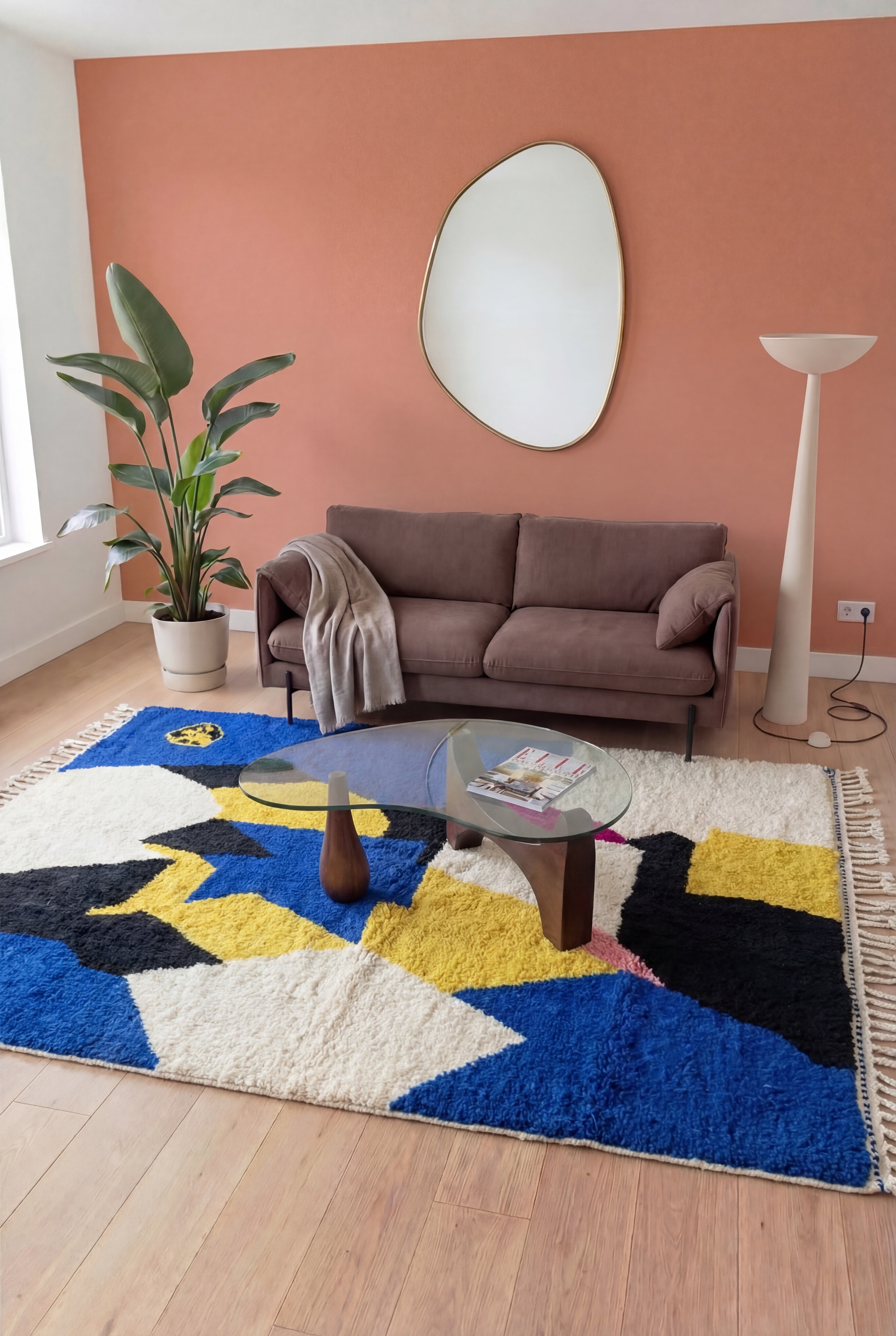 Tapis berbère marocain Azilal coloré fait main, laine et coton multicolore, 261x370 cm, n2207 — mis en scène dans un salon contemporain | Tamazi