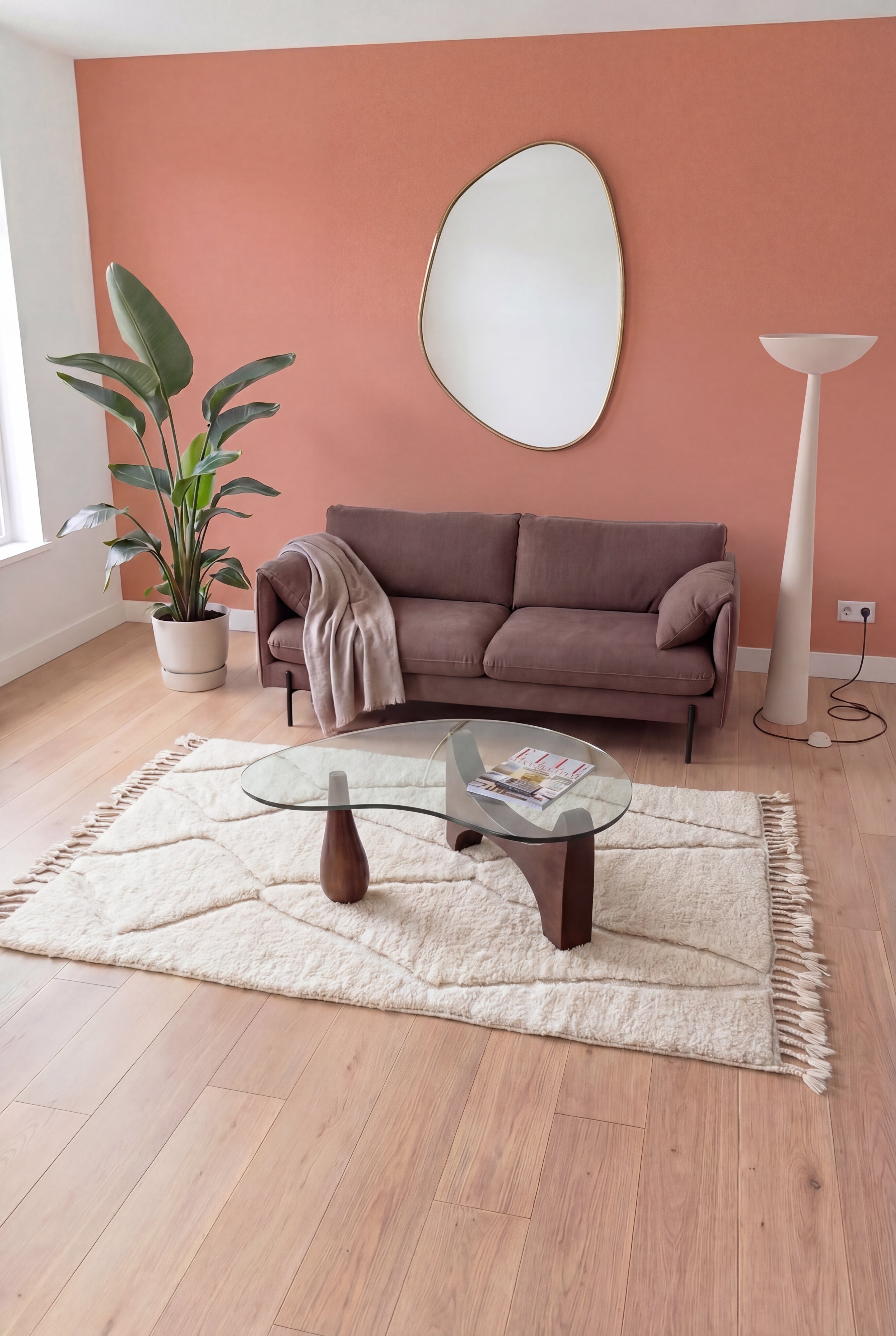 Tapis berbère marocain Beni Ouarain fait main, laine blanc, 150x271 cm, n2529 — mis en scène dans un salon contemporain | Tamazi