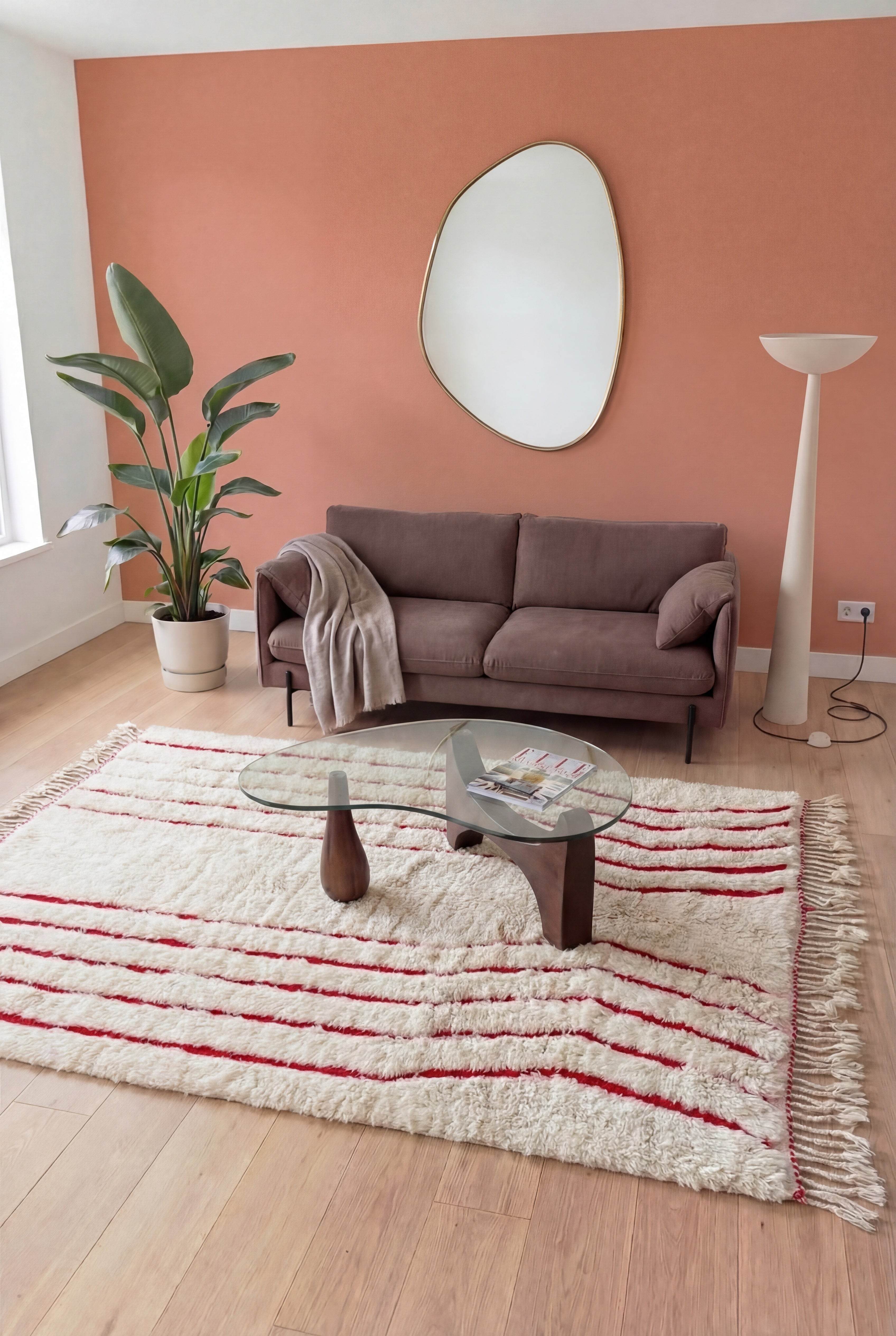 Tapis berbère marocain Beni Ouarain fait main, laine blanc et rouge, 210x320 cm, n2341 — mis en scène dans un salon contemporain | Tamazi