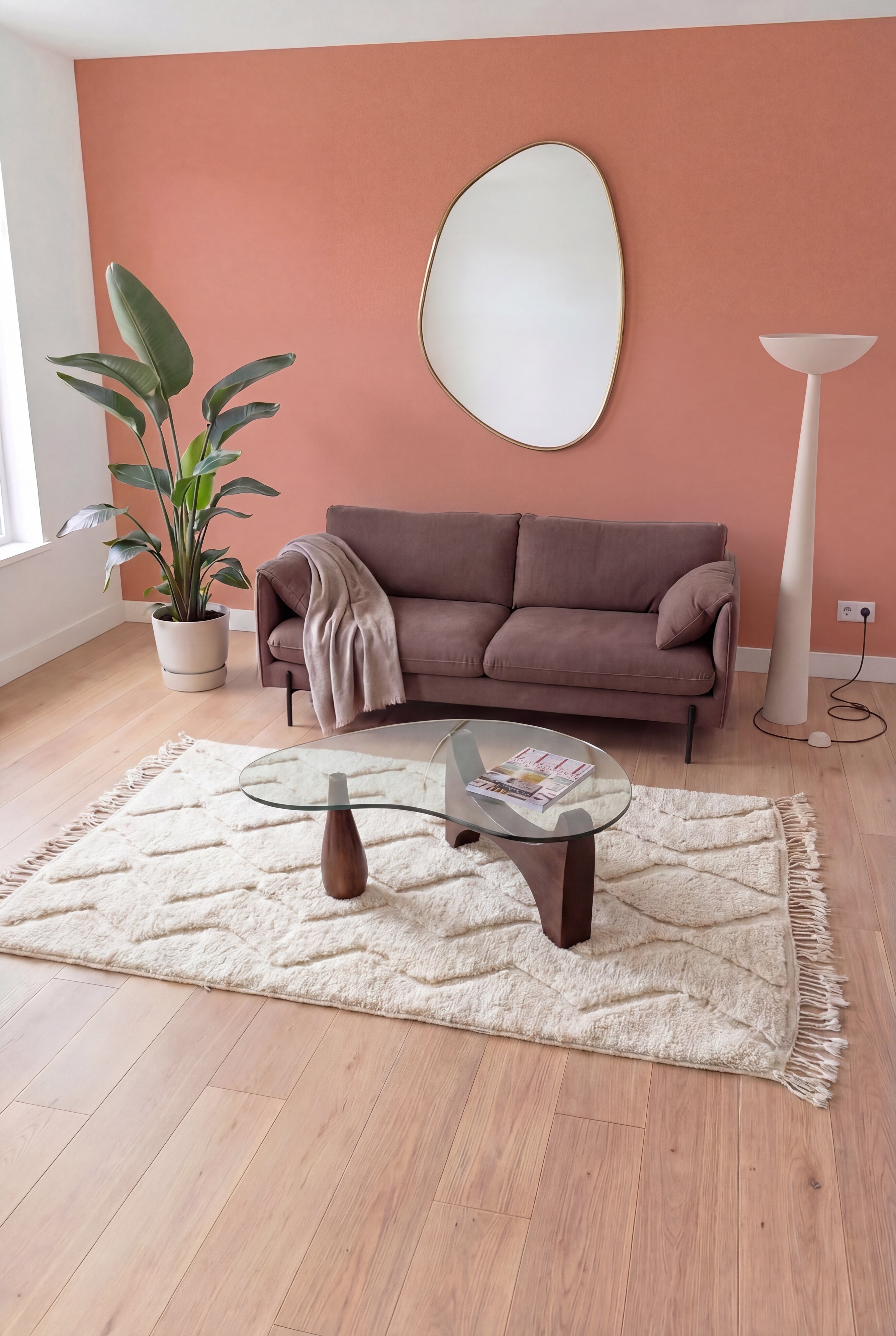 Tapis berbère marocain Beni Ouarain fait main, laine blanc cassé, 151x275 cm, n2535 — mis en scène dans un salon contemporain | Tamazi