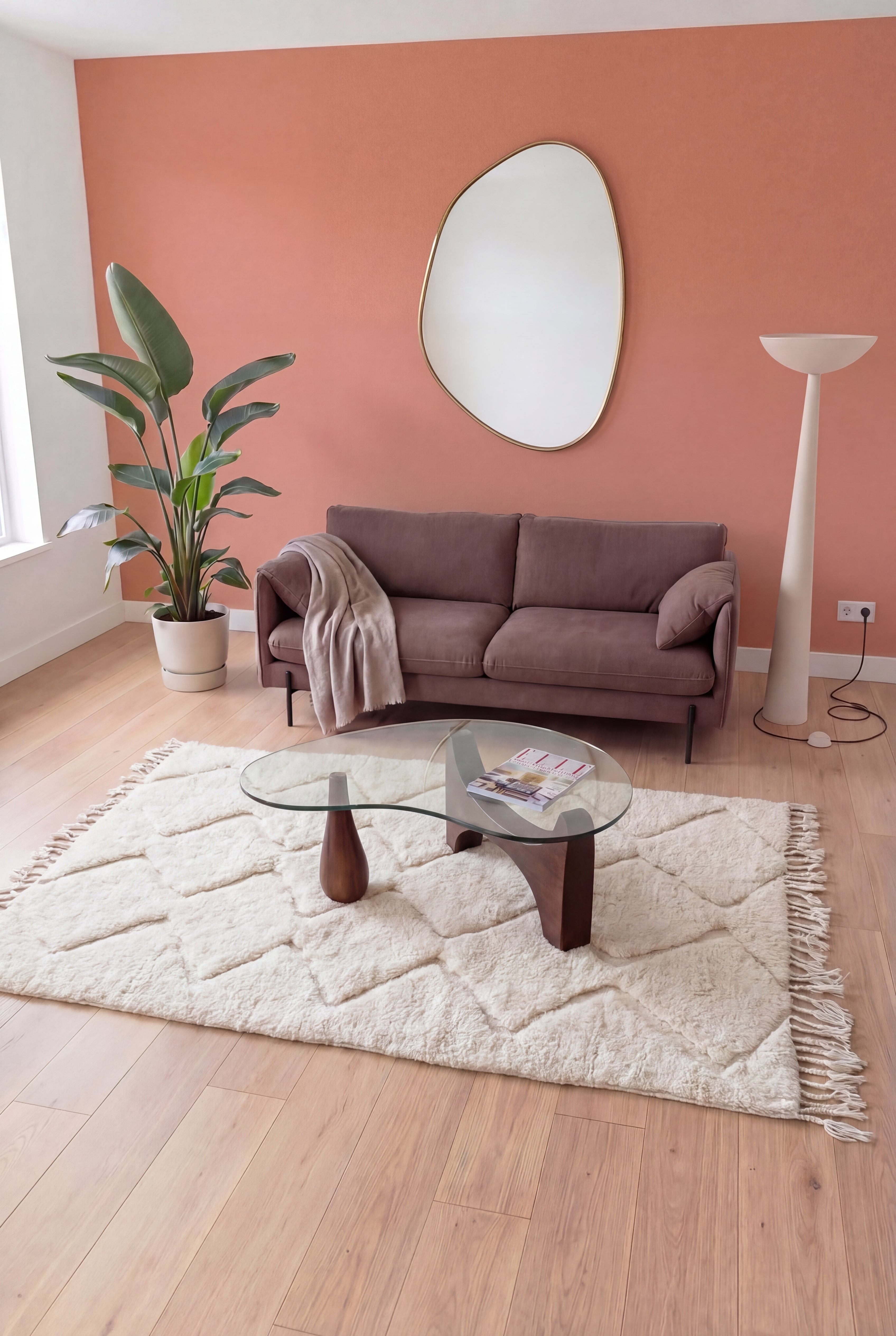Tapis berbère marocain Beni Ouarain fait main, laine blanc cassé, 151x280 cm, n2534 — mis en scène dans un salon contemporain | Tamazi