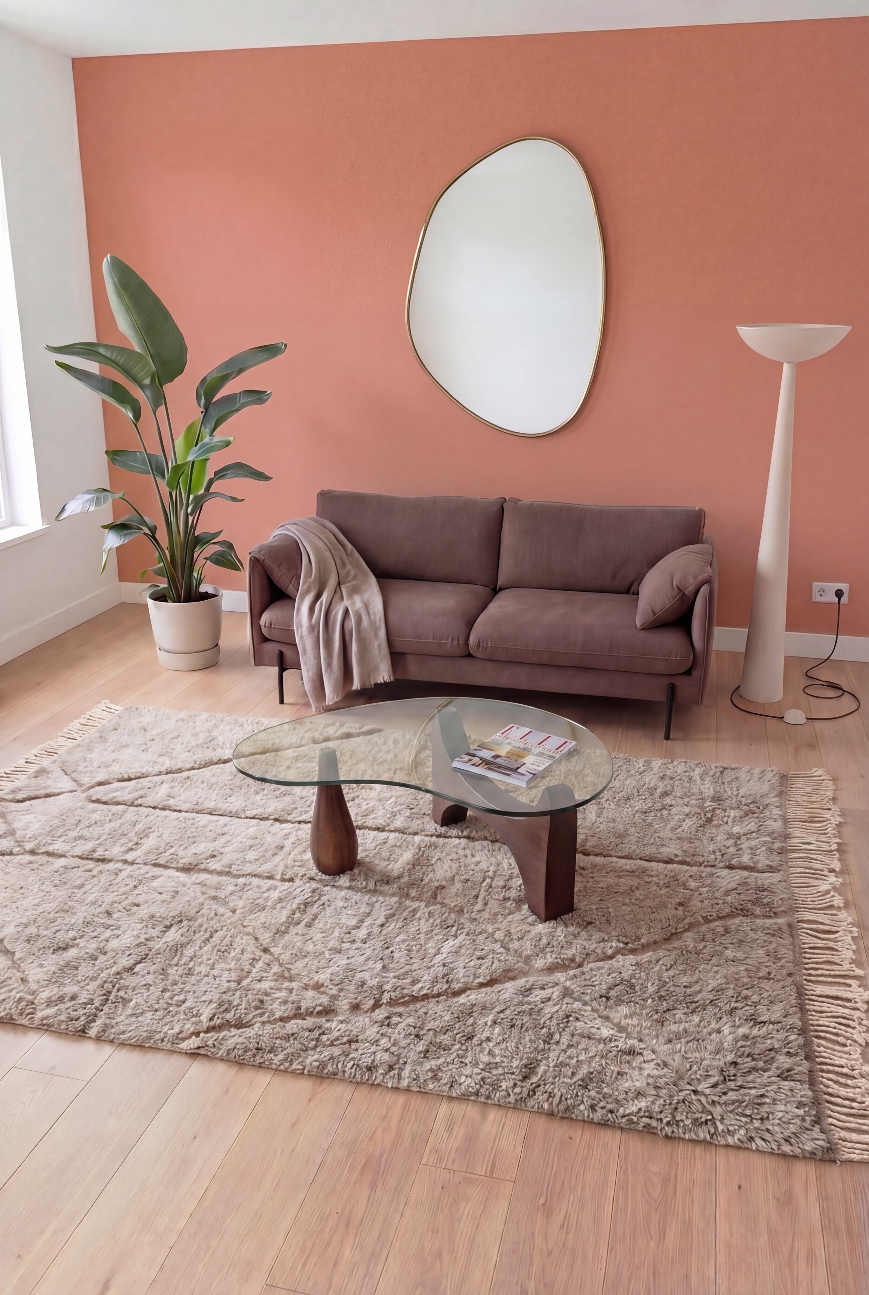 Tapis berbère marocain Mrirt fait main, laine gris marronné cendré, 213x320 cm, n1998 — mis en scène dans un salon contemporain | Tamazi