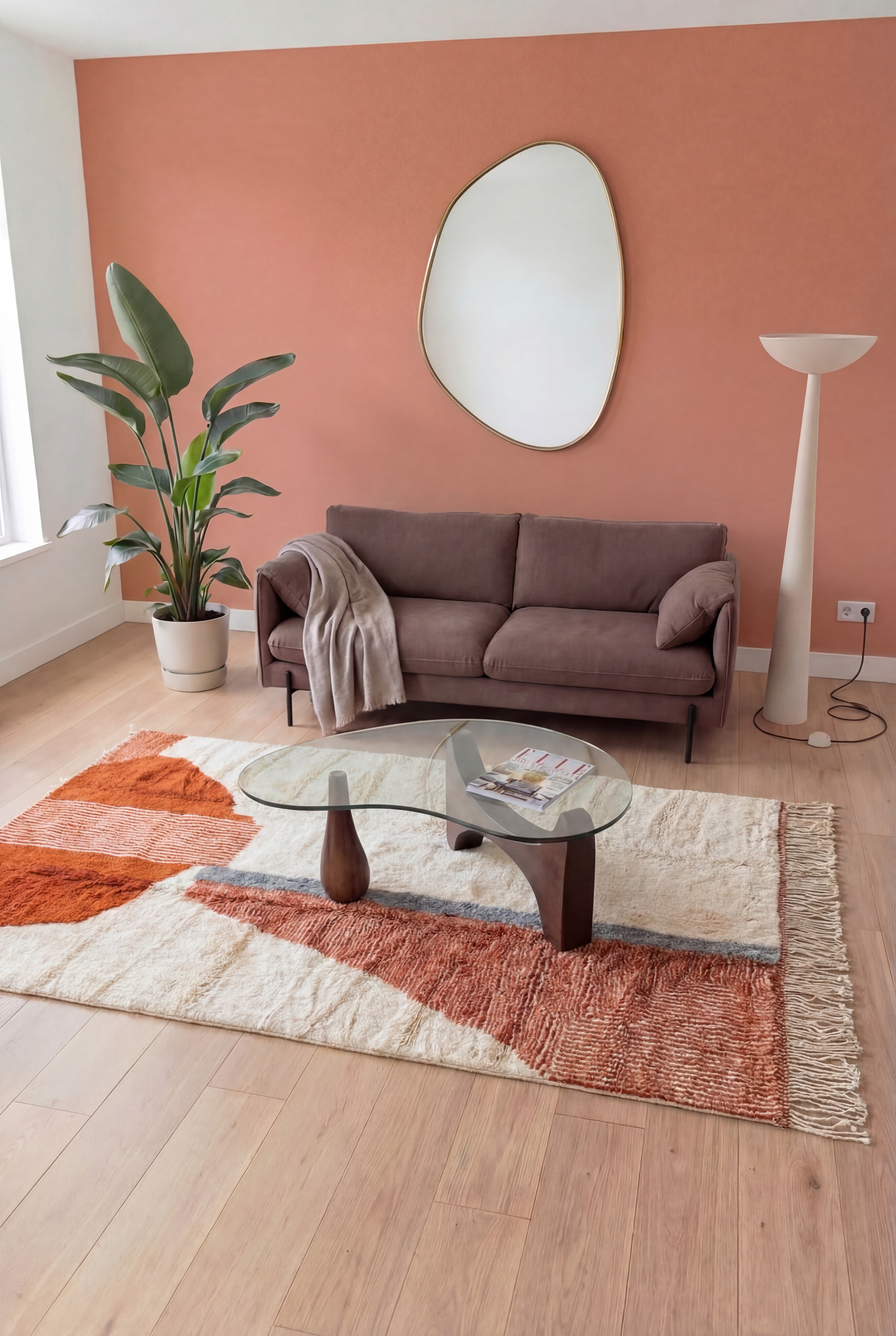 Tapis berbère marocain Mrirt fait main, laine blanc, gris et orange, 196x296 cm, n2319 — mis en scène dans un salon contemporain | Tamazi