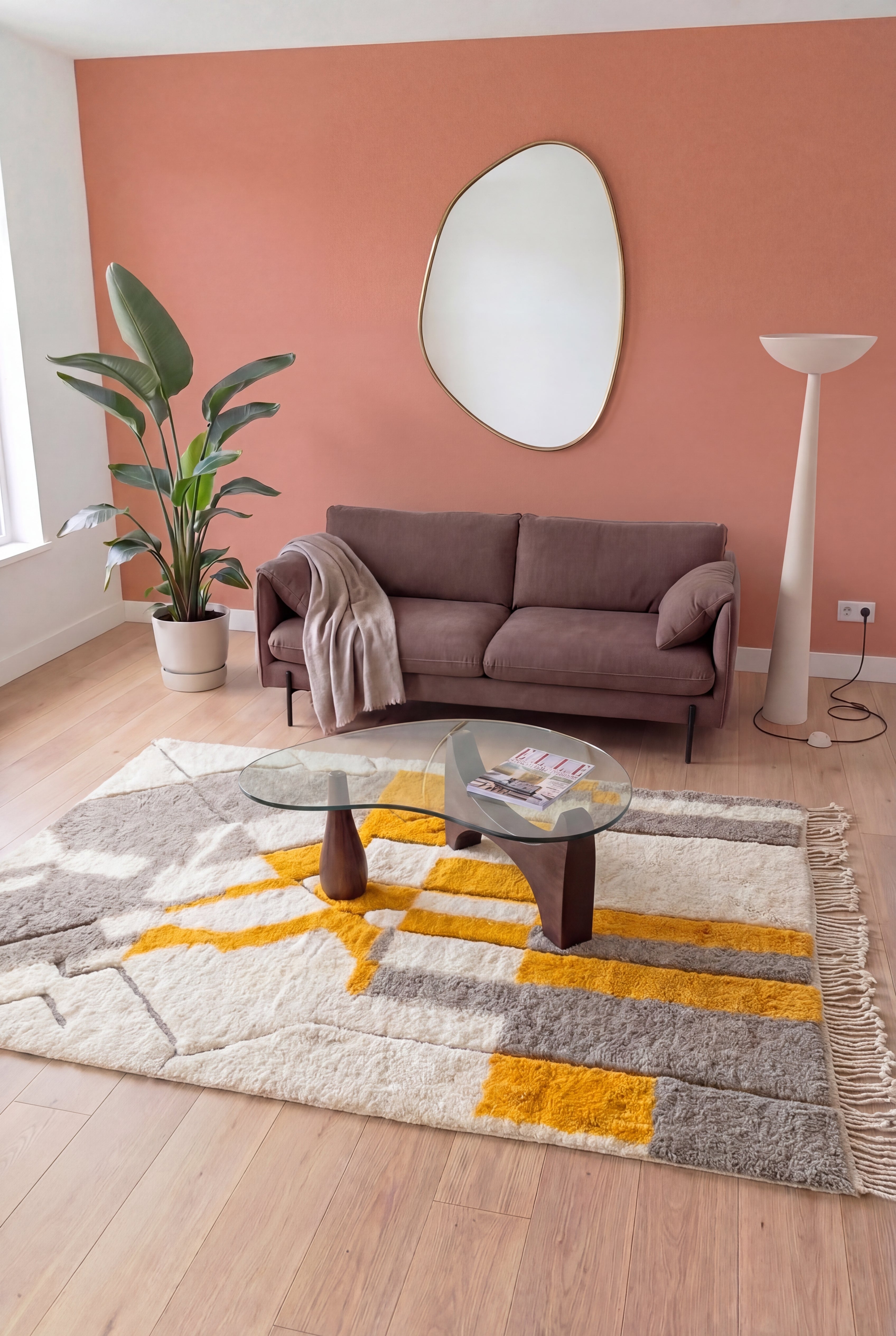 Tapis berbère marocain Mrirt fait main, laine blanc, gris et orange, 203x325 cm, n2200 — mis en scène dans un salon contemporain | Tamazi