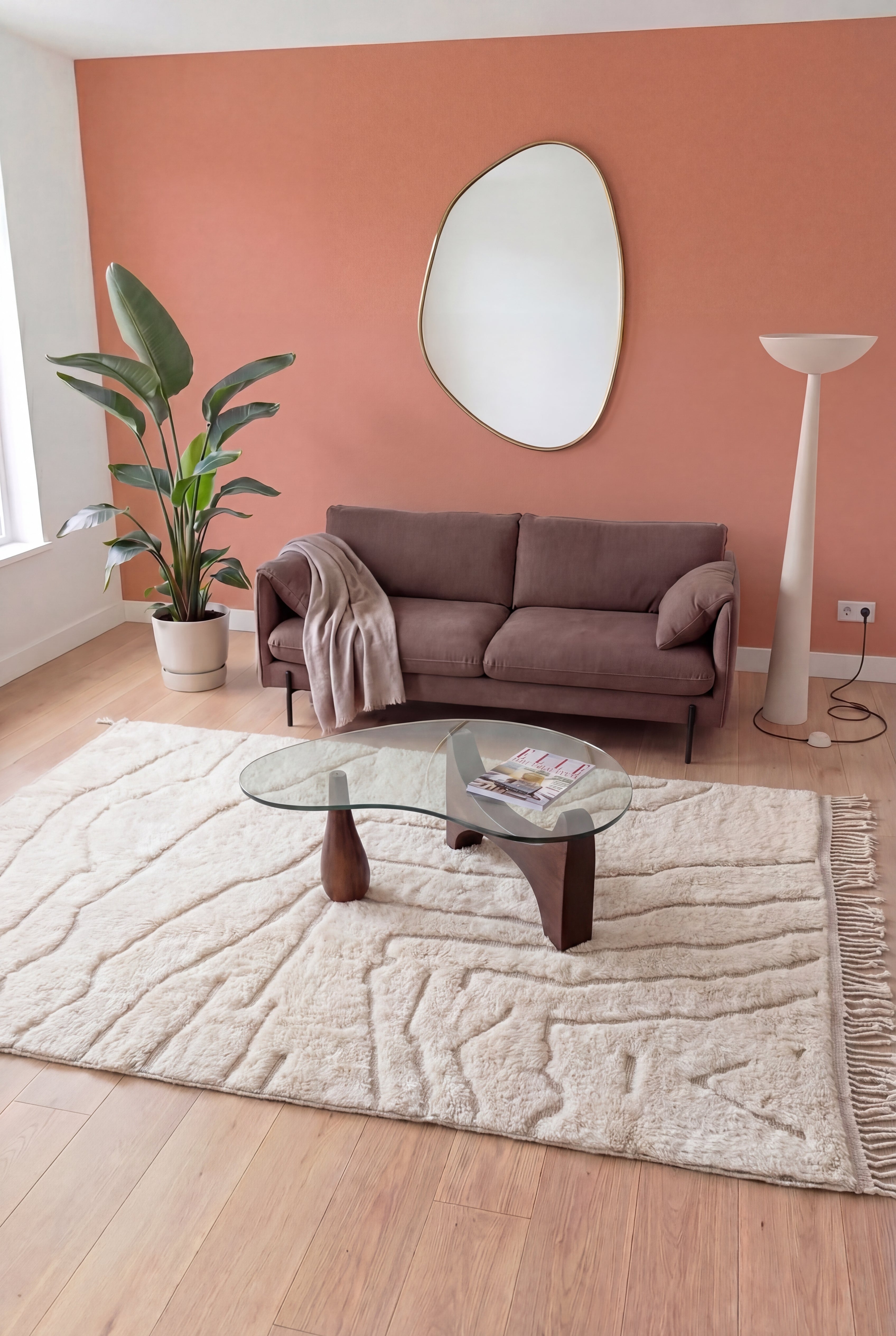 Tapis berbère marocain Mrirt fait main, laine blanc cassé, 208x325 cm, n2405 — mis en scène dans un salon contemporain | Tamazi