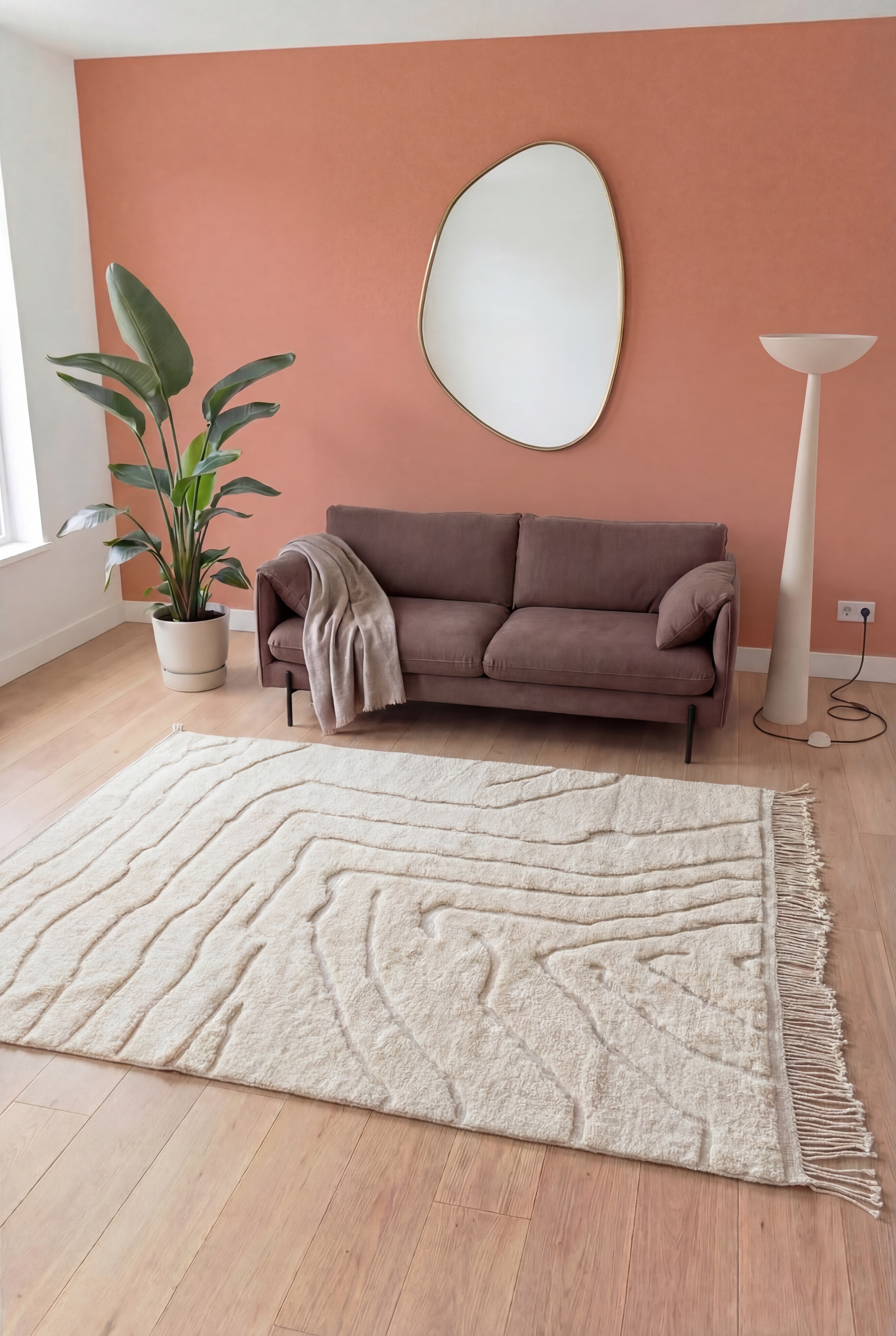 Tapis berbère marocain Mrirt fait main, laine blanc cassé, 270x384 cm, n2418 — mis en scène dans un salon contemporain | Tamazi