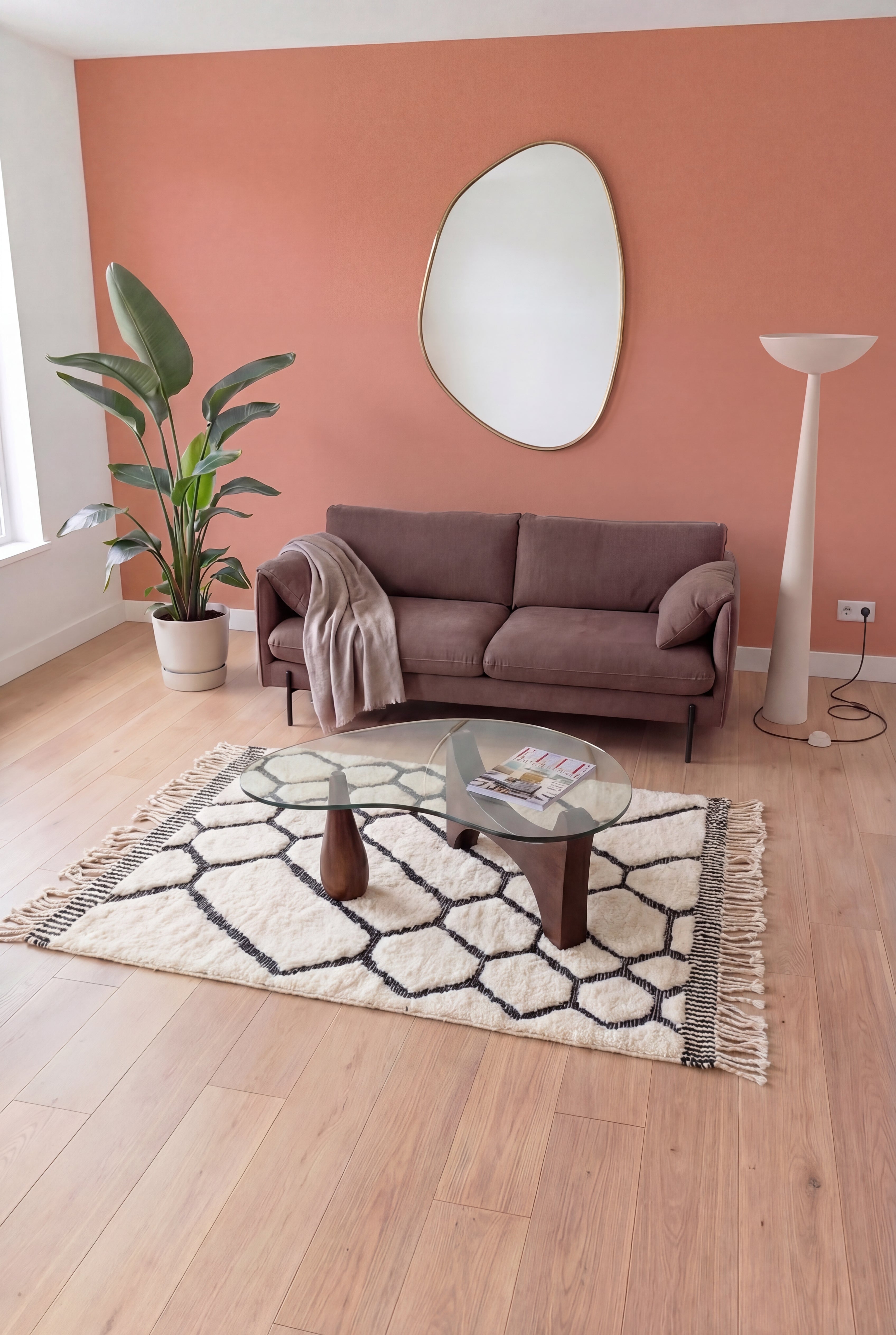 Tapis berbère marocain Mrirt fait main, laine blanc cassé et noir, 150x219 cm, n1797 — mis en scène dans un salon contemporain | Tamazi