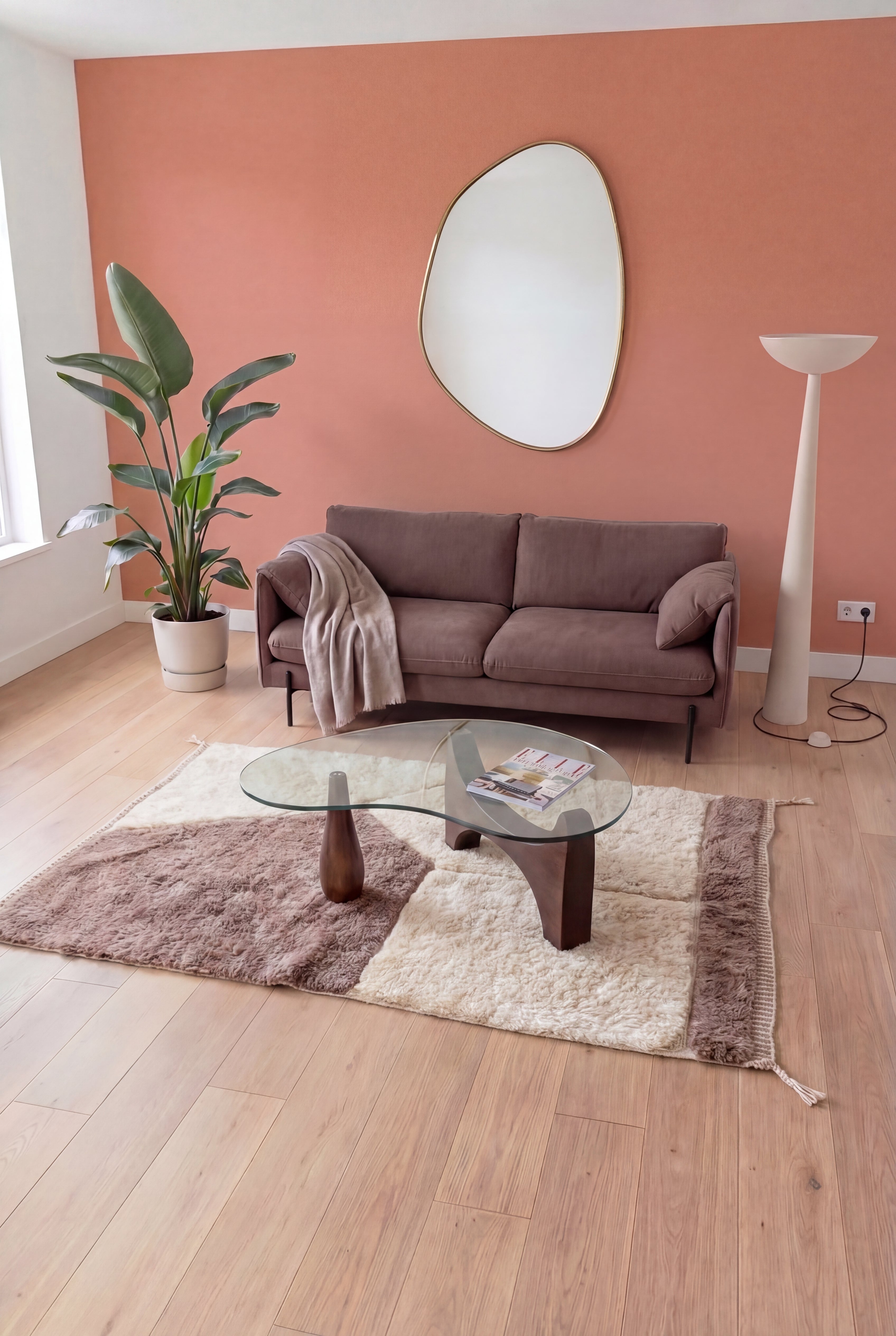 Tapis berbère marocain Mrirt fait main, laine blanc cassé et marron, 150x246 cm, n2350 — mis en scène dans un salon contemporain | Tamazi