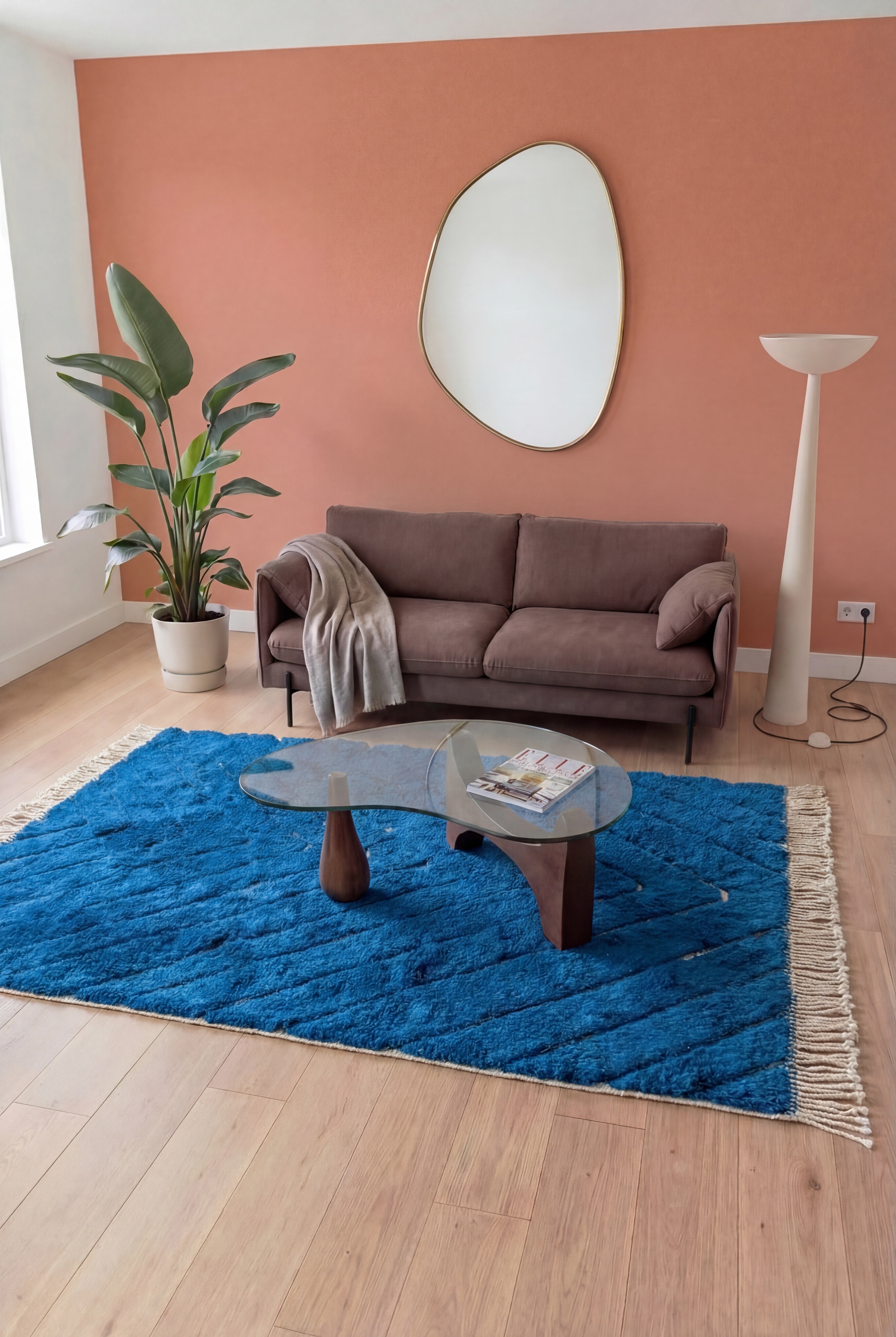 Tapis berbère marocain Mrirt fait main, laine bleu marine, 163x293 cm, n1753 — mis en scène dans un salon contemporain | Tamazi