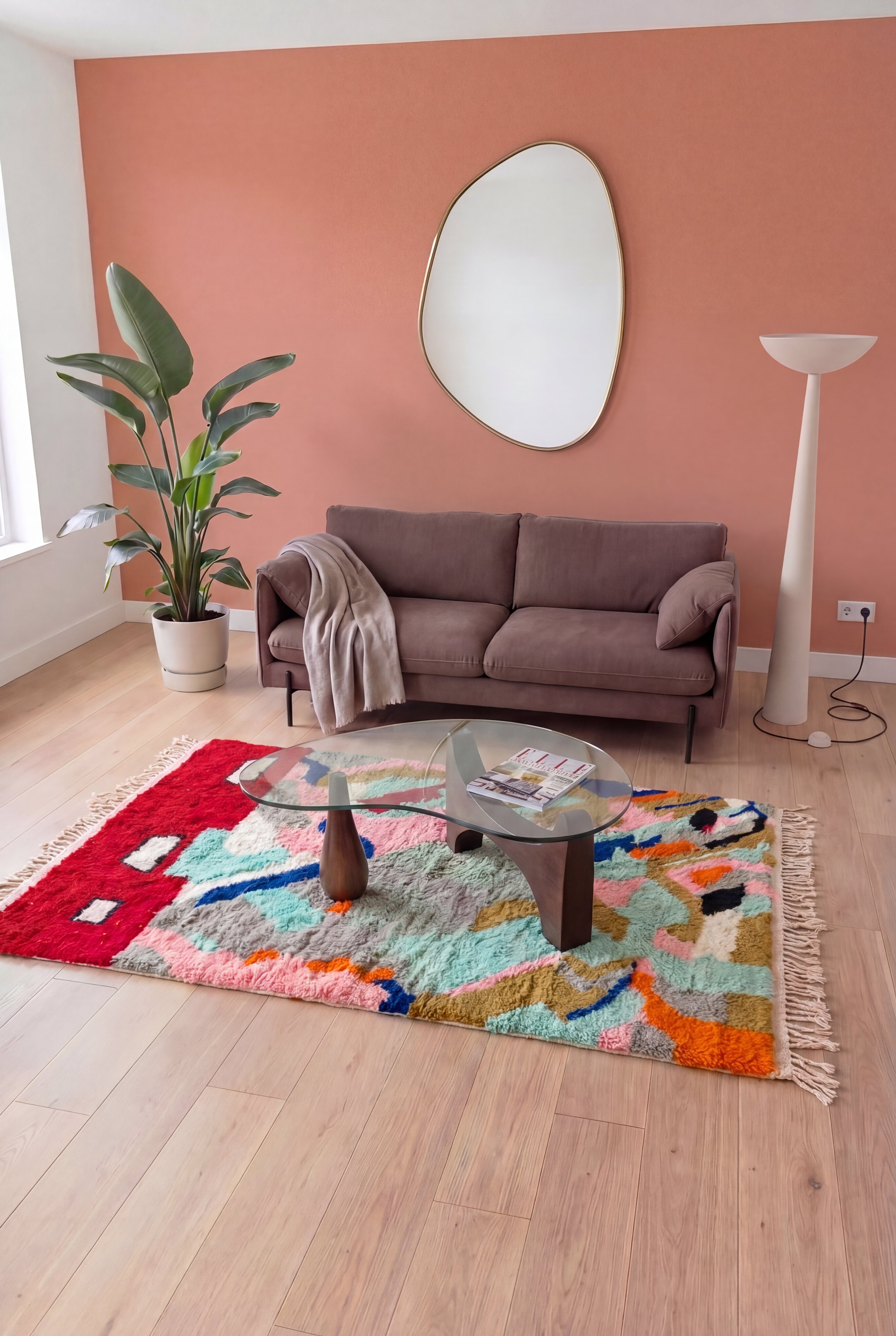 Tapis berbère marocain Mrirt fait main, laine multicolore aux tons pastel, 150x236 cm, n2208 — mis en scène dans un salon contemporain | Tamazi