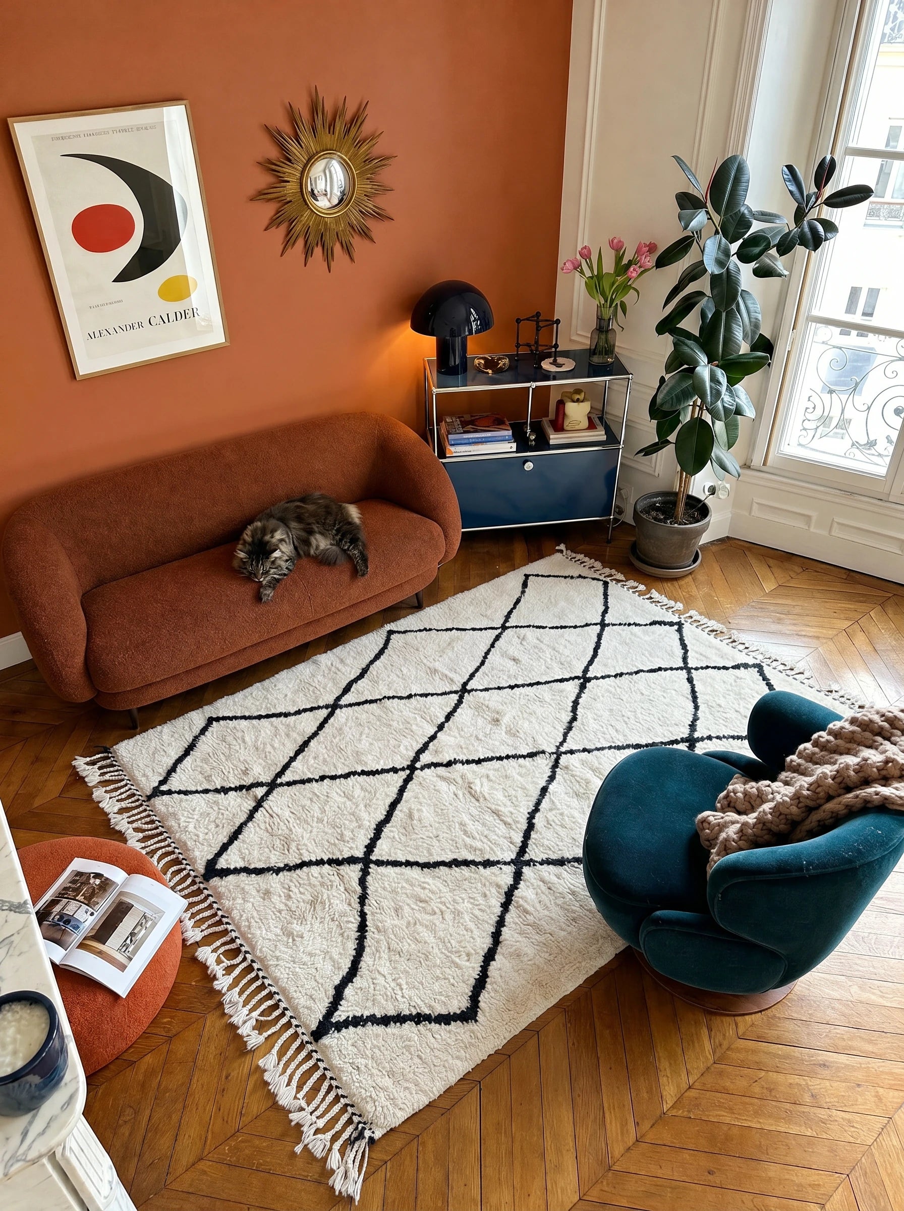 Tapis Beni Ouarain 150 x 280 cm, tapis berbère en situation dans un salon, fait main en laine | Tamazi