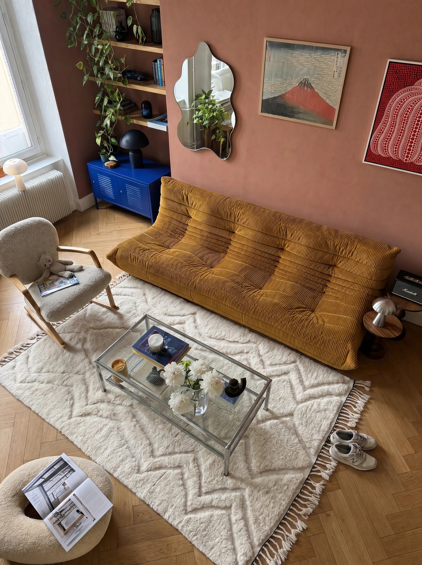 Tapis Beni Ouarain 150 x 281 cm, tapis berbère en situation dans un salon, fait main en laine | Tamazi