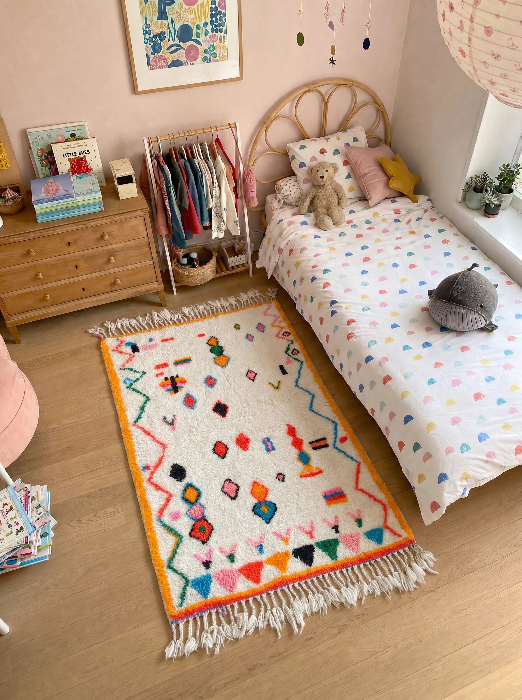 Tapis berbère coloré 102 x 176 cm en situation dans un salon, fait main en laine | Tamazi