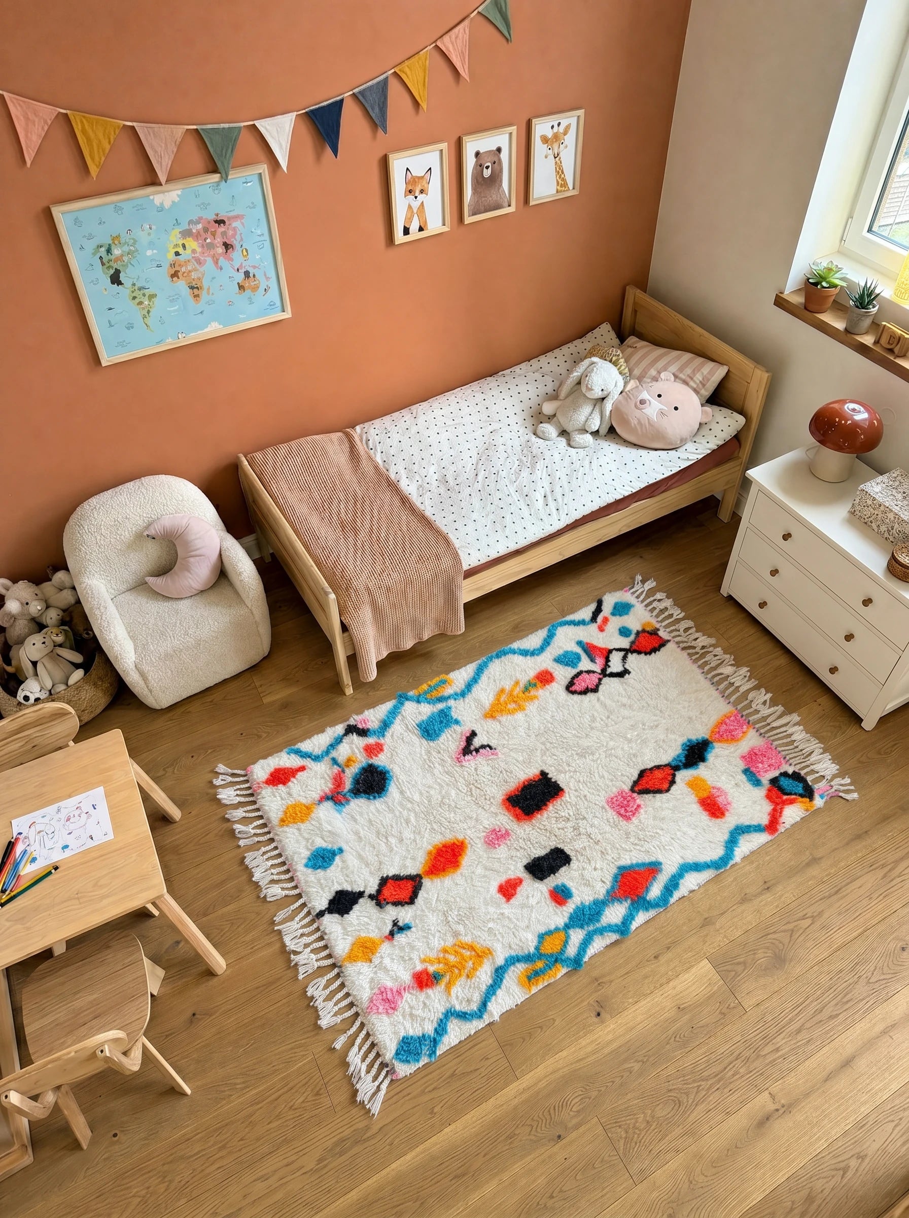 Tapis berbère coloré 104 x 180 cm en situation dans un salon, fait main en laine | Tamazi