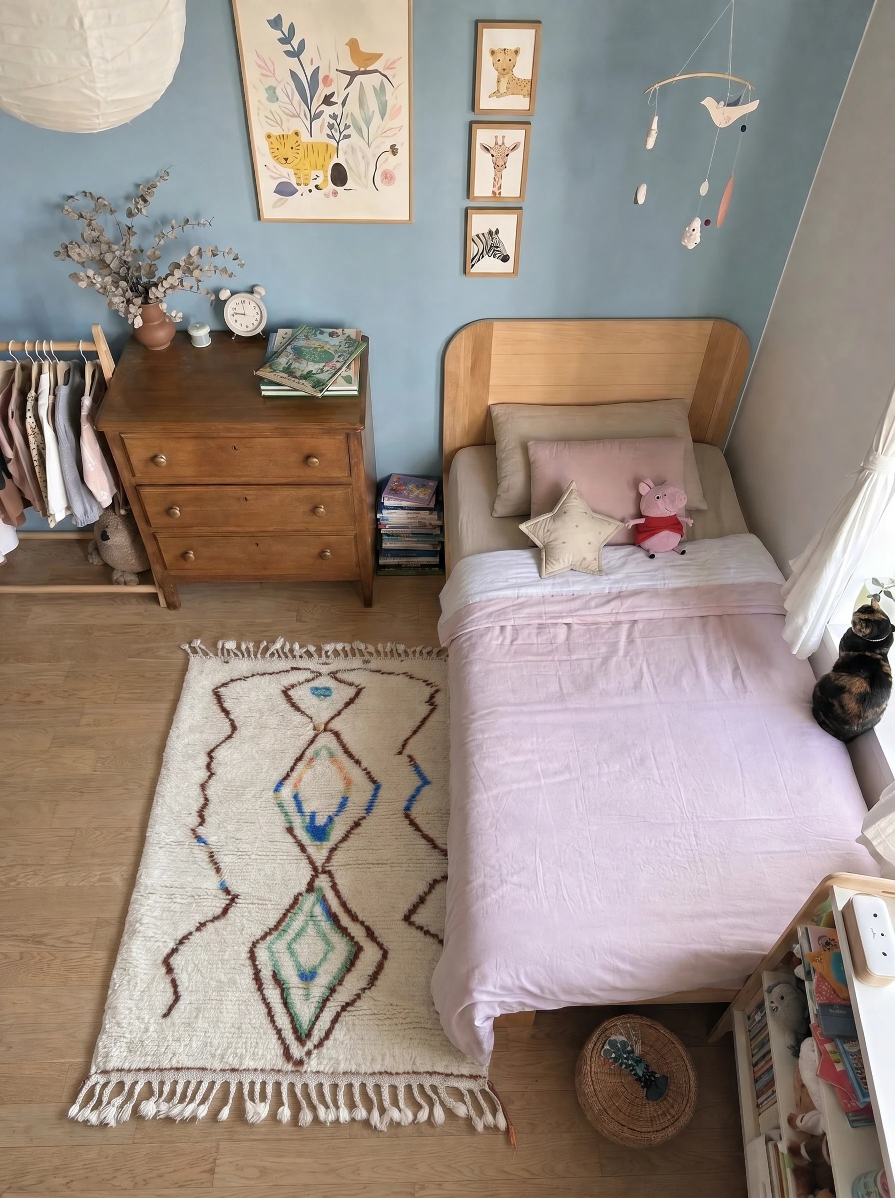 Tapis berbère coloré 105 x 168 cm en situation dans un salon, fait main en laine | Tamazi