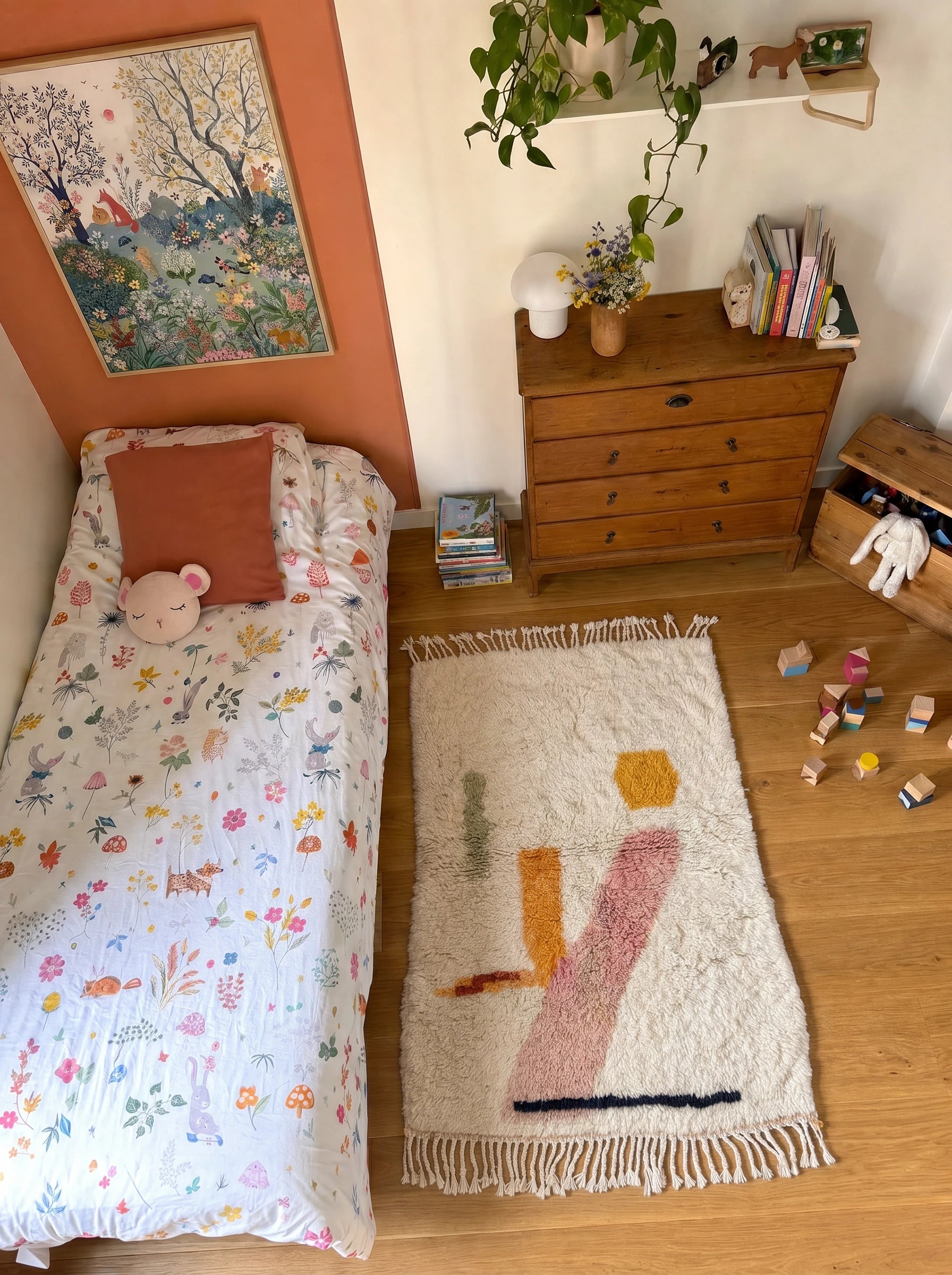 Tapis berbère coloré 112 x 185 cm en situation dans un salon, fait main en laine | Tamazi