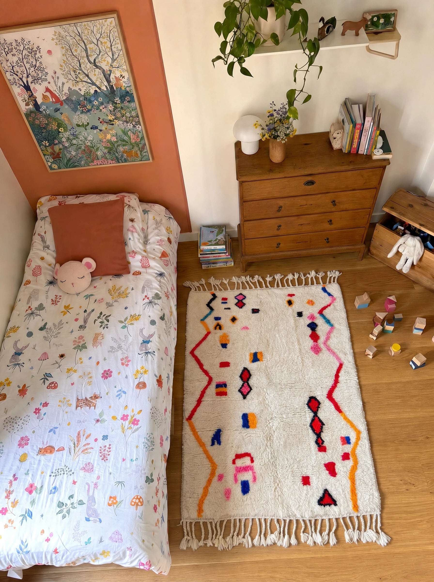 Tapis berbère coloré 119 x 203 cm en situation dans un salon, fait main en laine | Tamazi