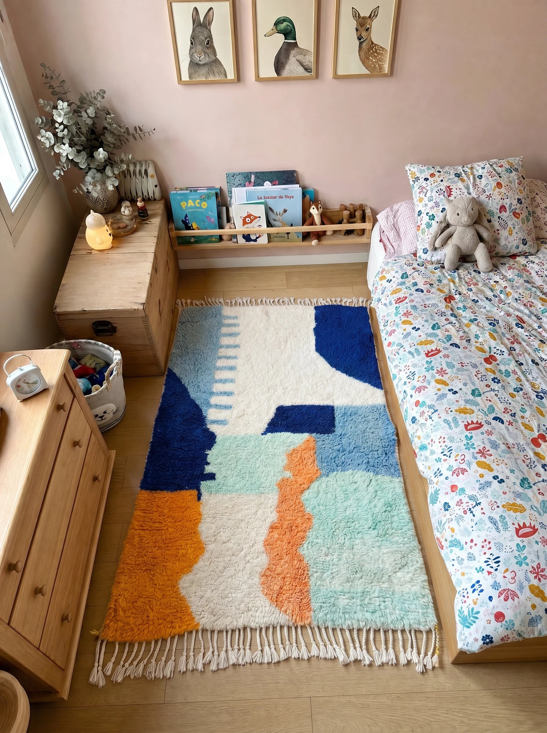 Tapis berbère coloré 124 x 195 cm en situation dans un salon, fait main en laine | Tamazi