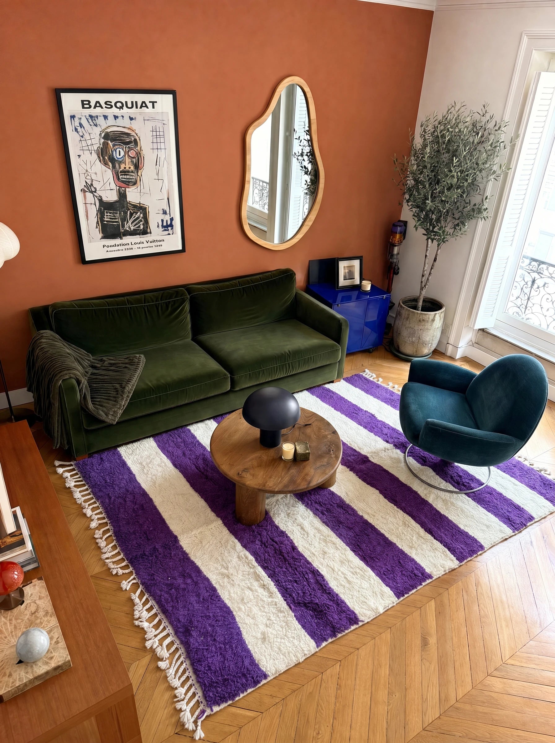 Tapis berbère coloré 143 x 260 cm en situation dans un salon, fait main en laine | Tamazi