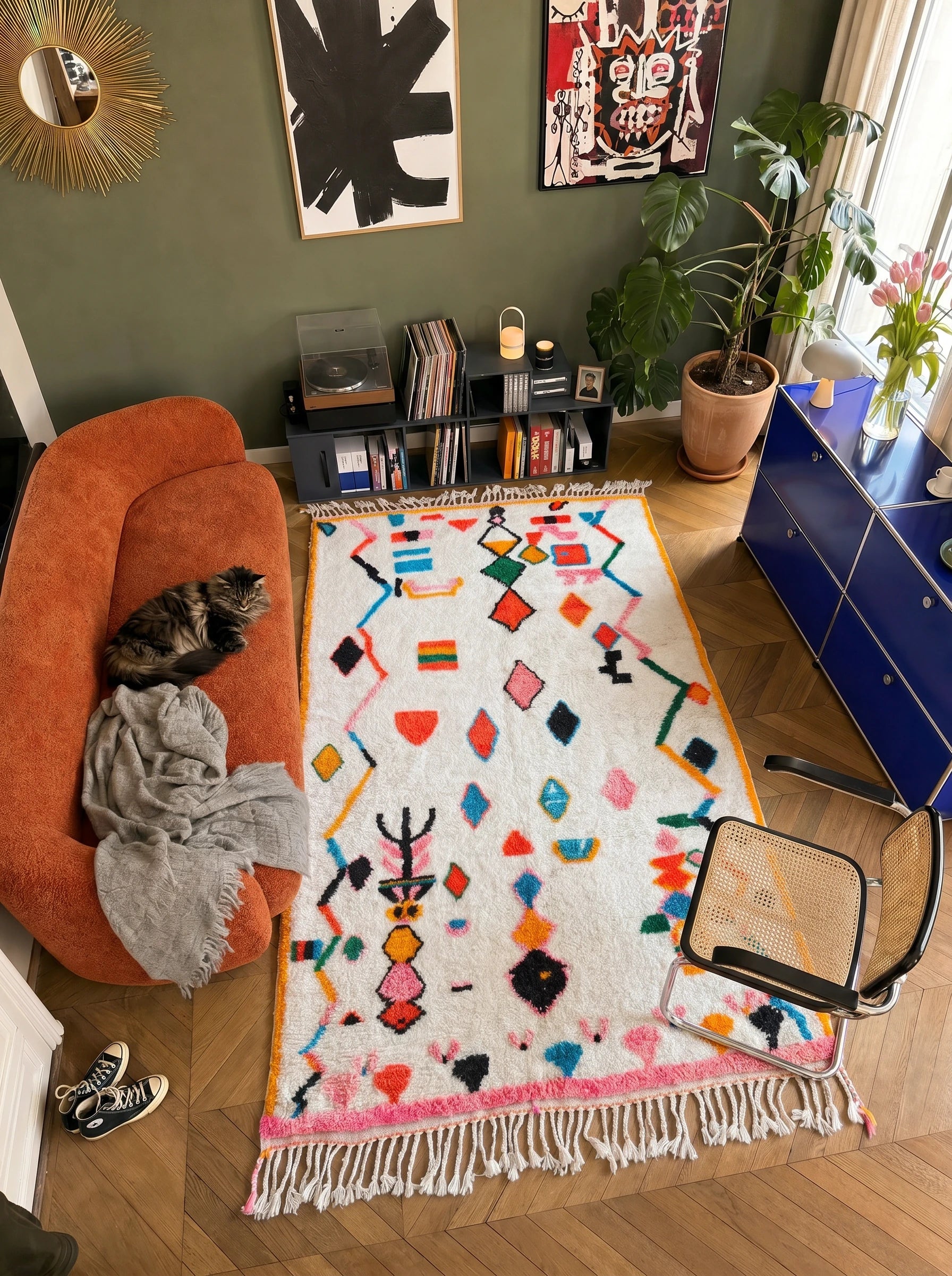 Tapis berbère coloré 143 x 263 cm en situation dans un salon, fait main en laine | Tamazi