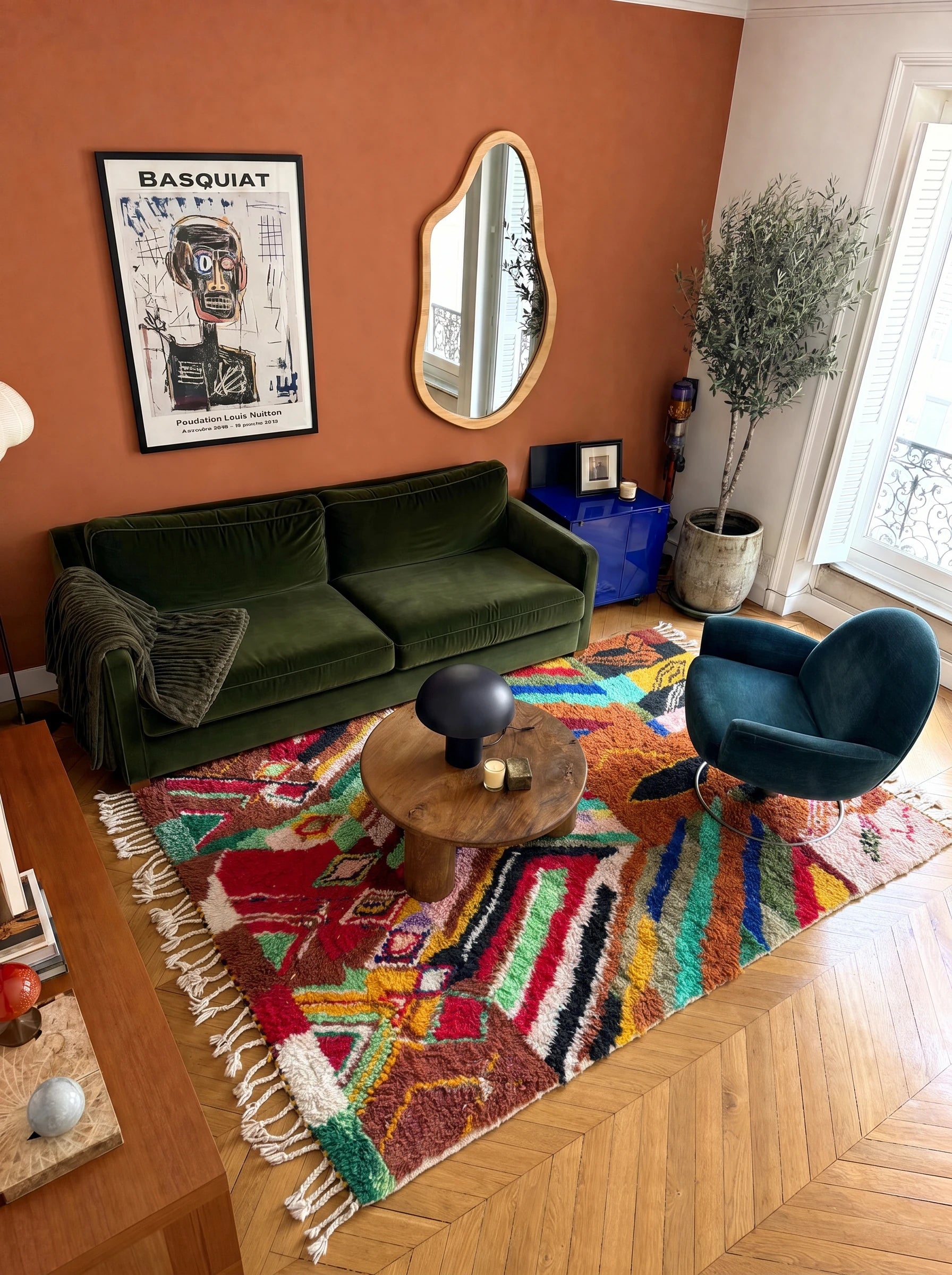 Tapis berbère coloré 144 x 270 cm en situation dans un salon, fait main en laine | Tamazi