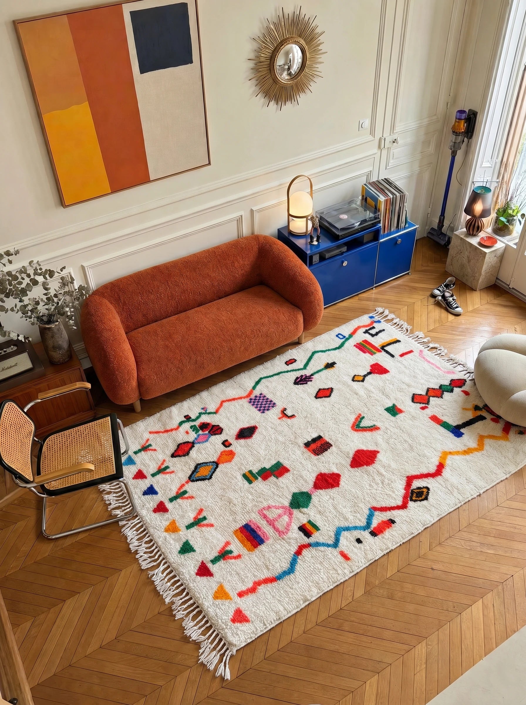 Tapis berbère coloré 147 x 276 cm en situation dans un salon, fait main en laine | Tamazi