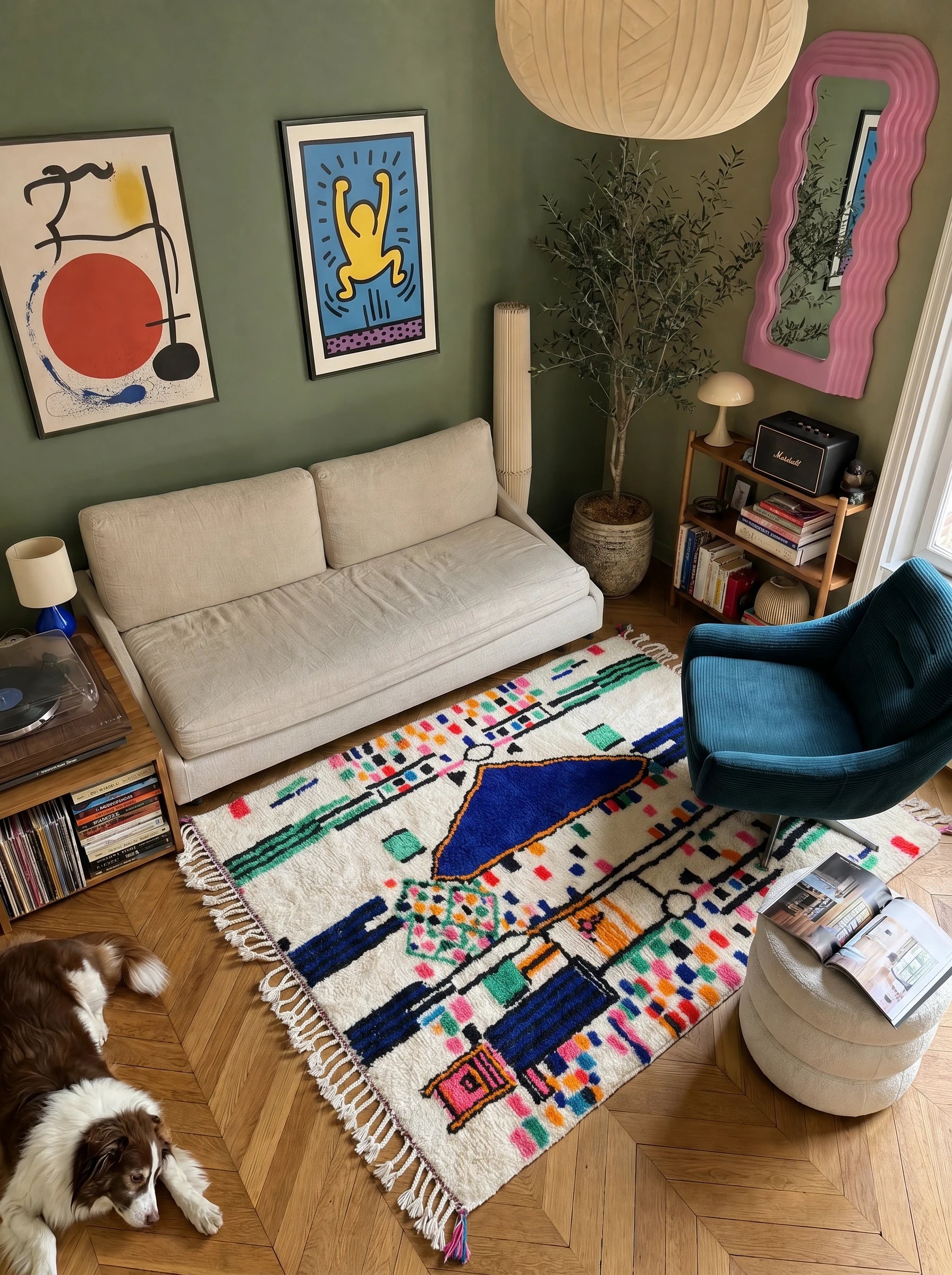 Tapis berbère coloré 148 x 214 cm en situation dans un salon, fait main en laine | Tamazi