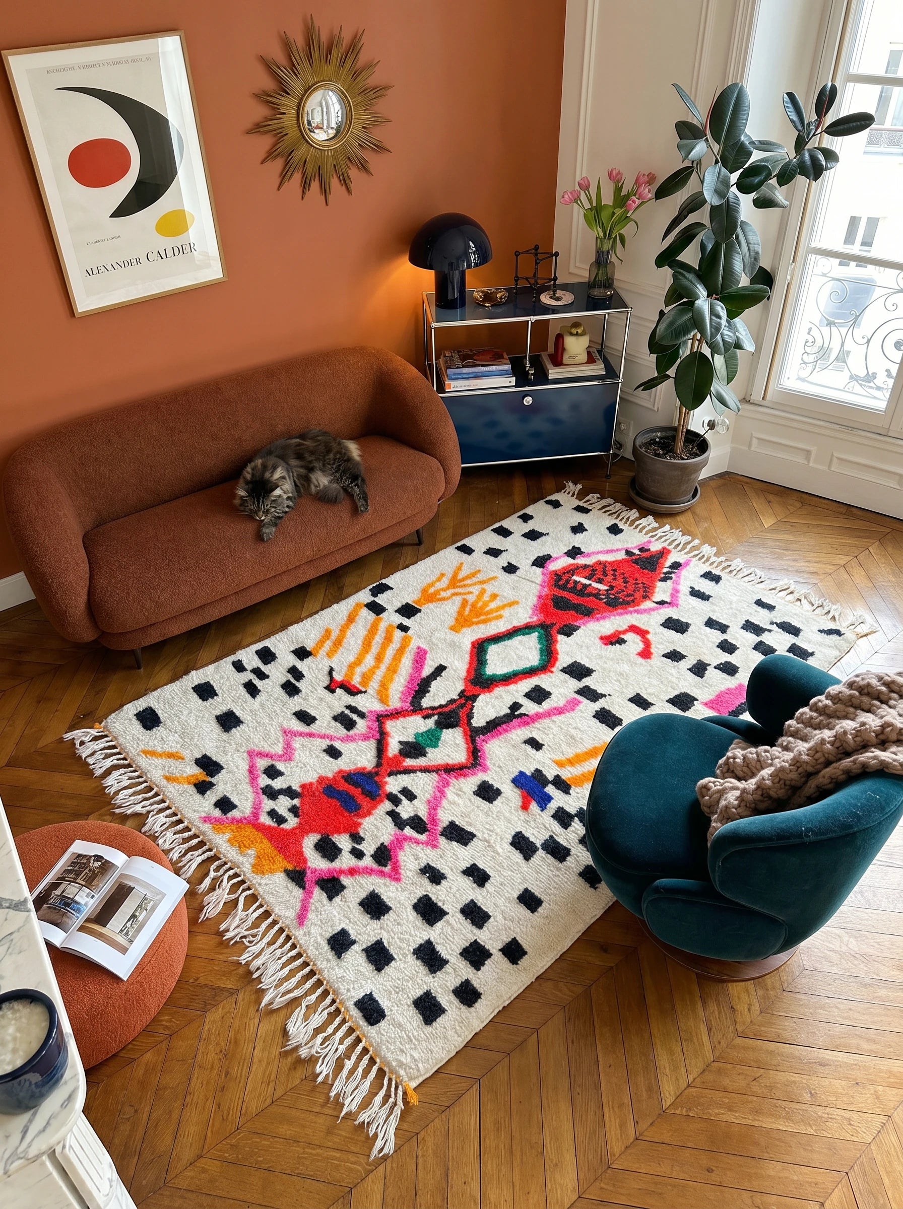 Tapis berbère coloré 158 x 256 cm en situation dans un salon, fait main en laine | Tamazi