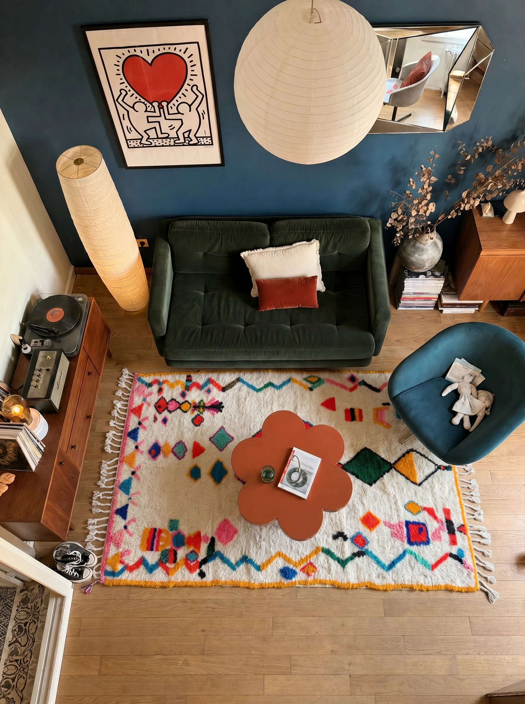 Tapis berbère coloré 160 x 239 cm en situation dans un salon, fait main en laine | Tamazi