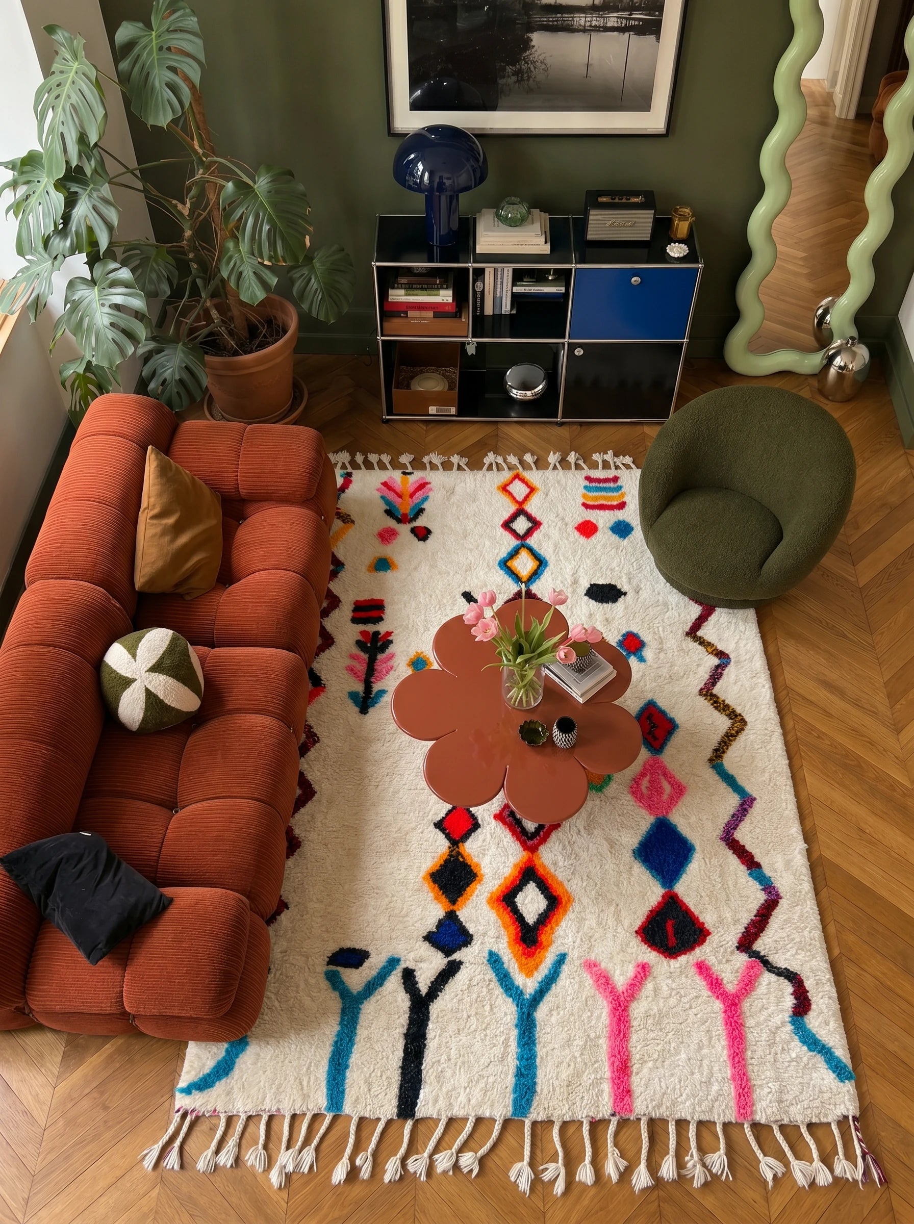 Tapis berbère coloré 165 x 278 cm en situation dans un salon, fait main en laine | Tamazi