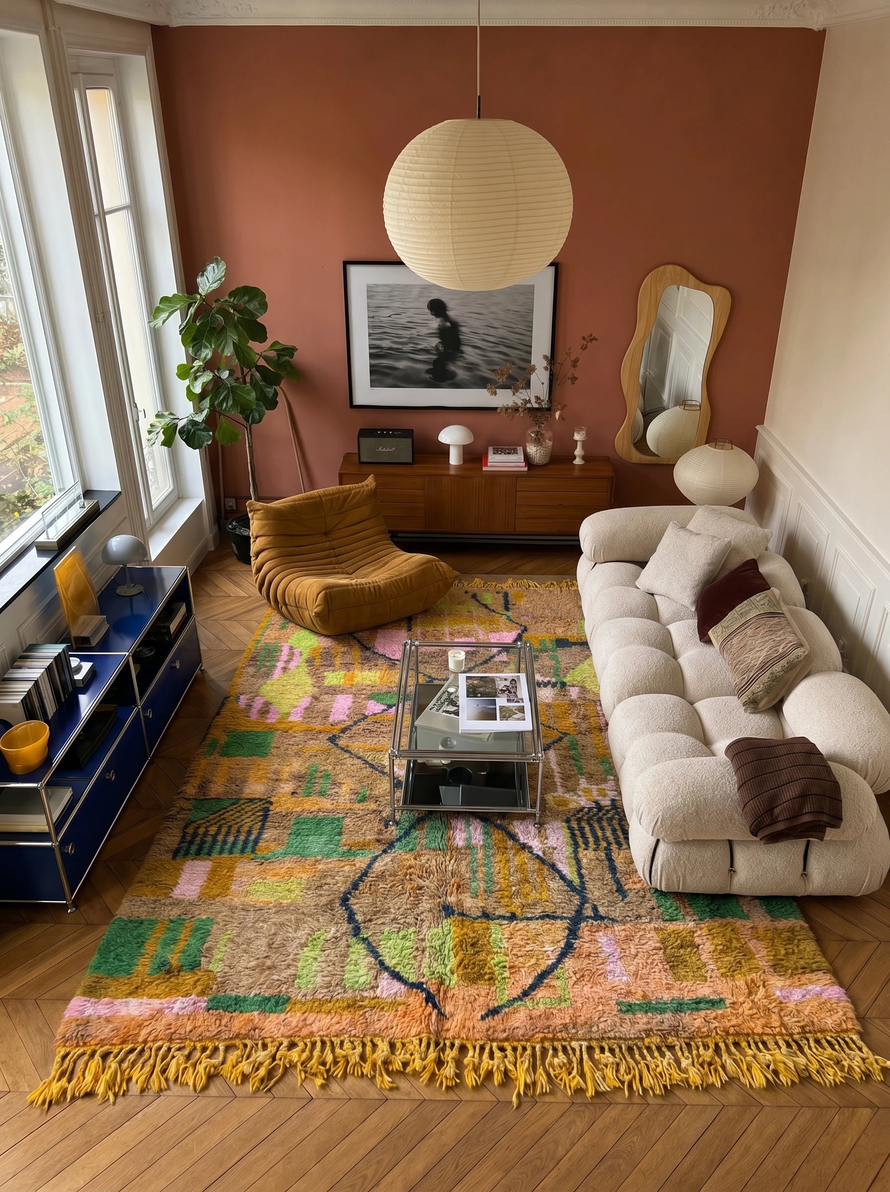 Tapis berbère coloré 202 x 321 cm en situation dans un salon, fait main en laine | Tamazi