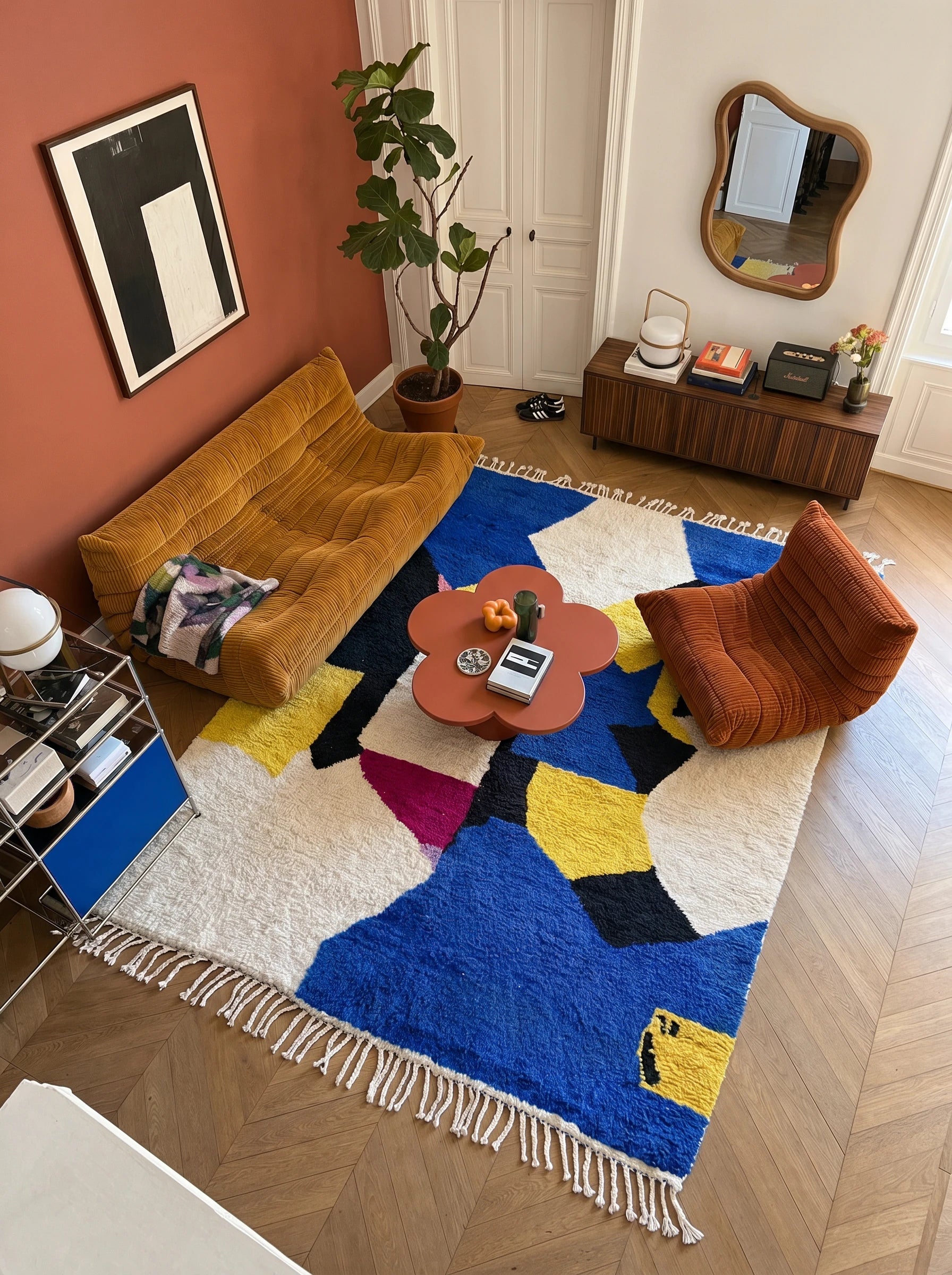 Tapis berbère coloré 261 x 370 cm en situation dans un salon, fait main en laine | Tamazi