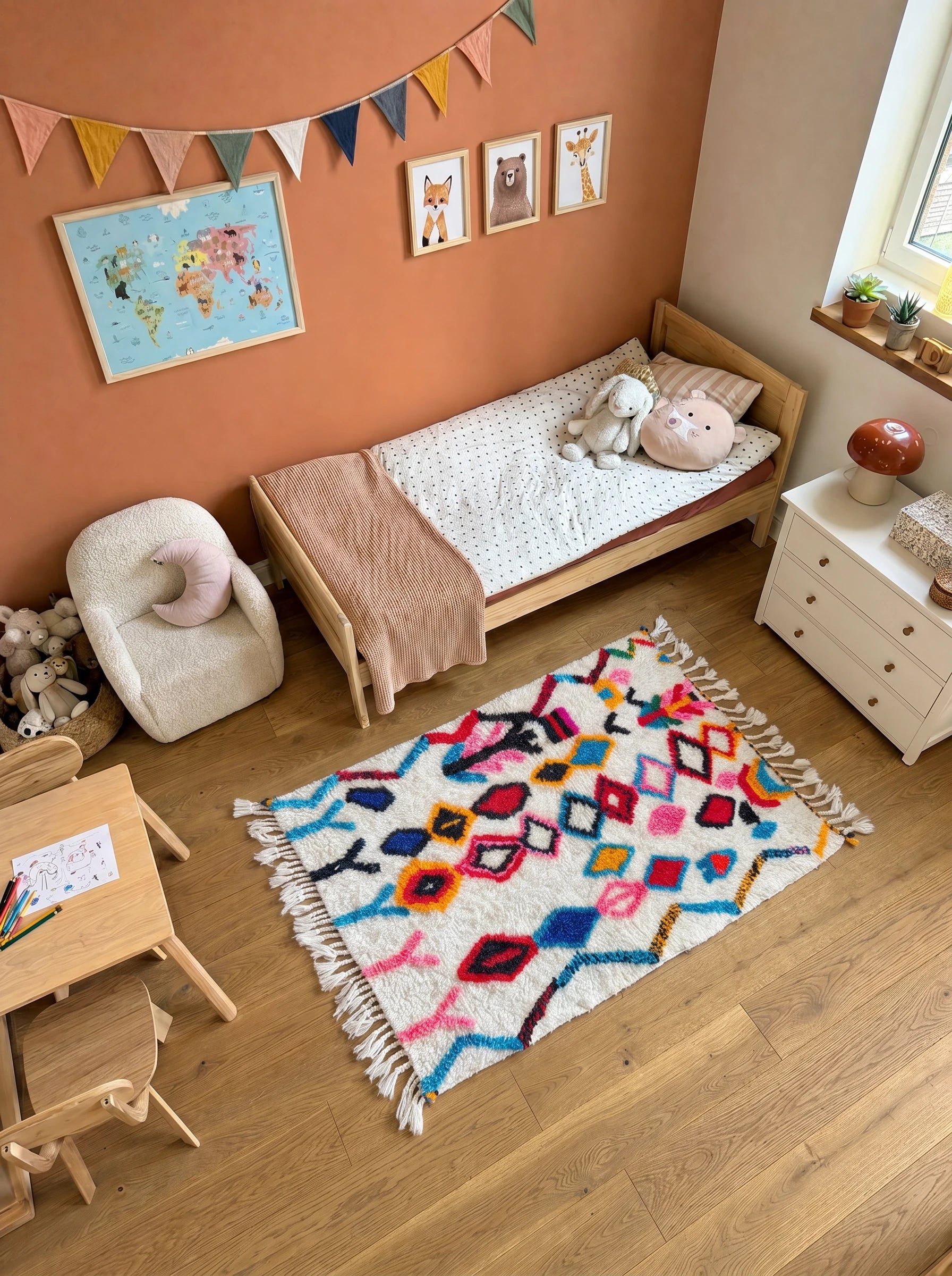 Tapis berbère coloré 85 x 128 cm en situation dans un salon, fait main en laine | Tamazi