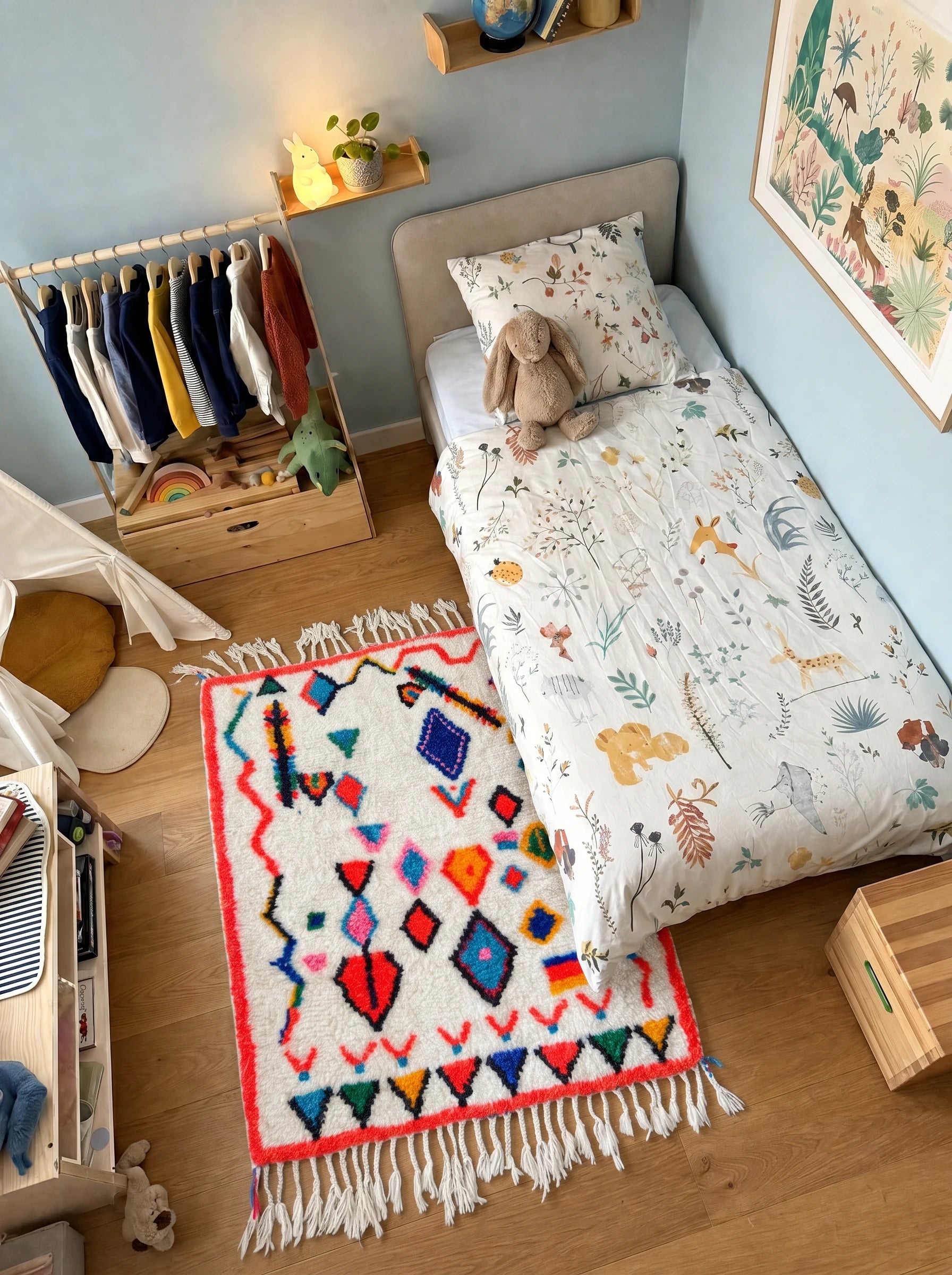 Tapis berbère coloré 91 x 175 cm en situation dans un salon, fait main en laine | Tamazi
