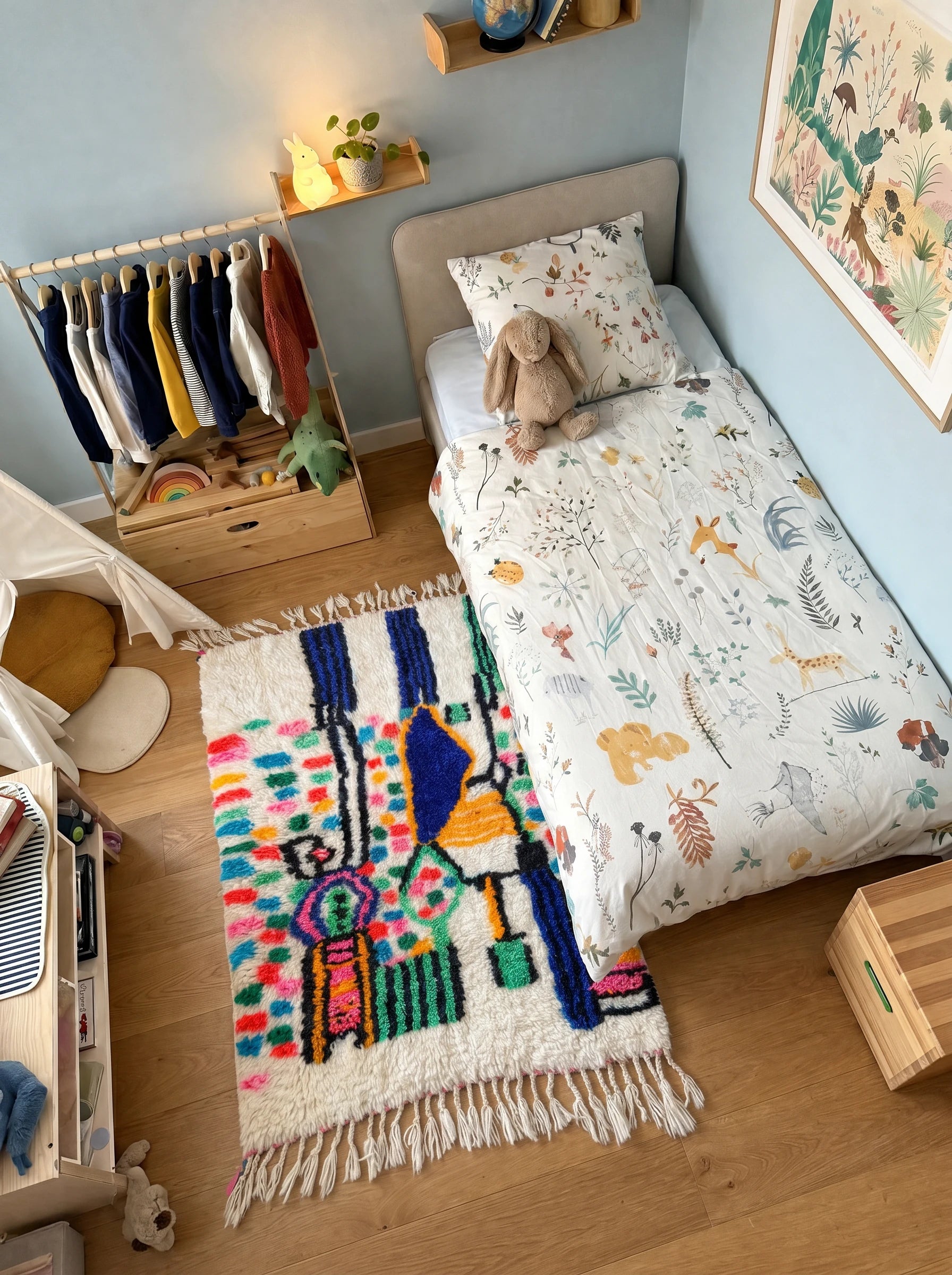 Tapis berbère coloré 93 x 166 cm en situation dans un salon, fait main en laine | Tamazi