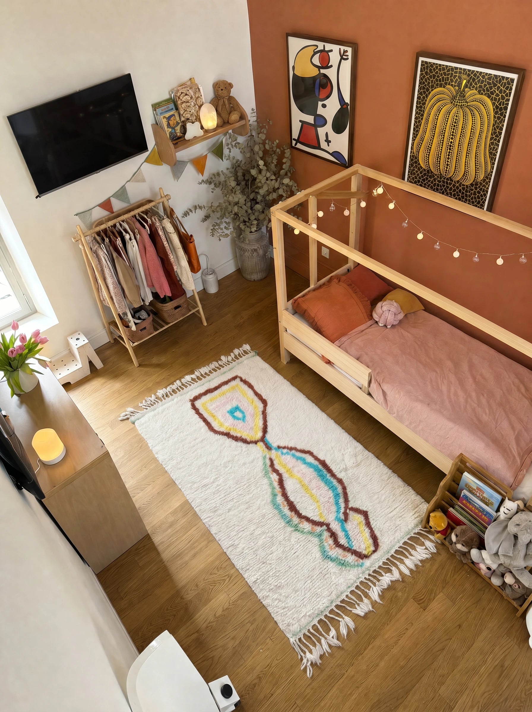 Tapis berbère coloré 95 x 180 cm en situation dans un salon, fait main en laine | Tamazi