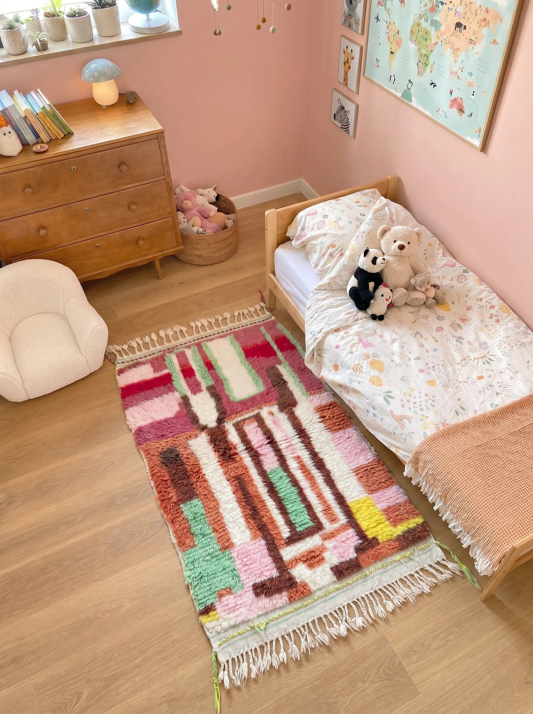 Tapis berbère coloré 96 x 168 cm en situation dans un salon, fait main en laine | Tamazi