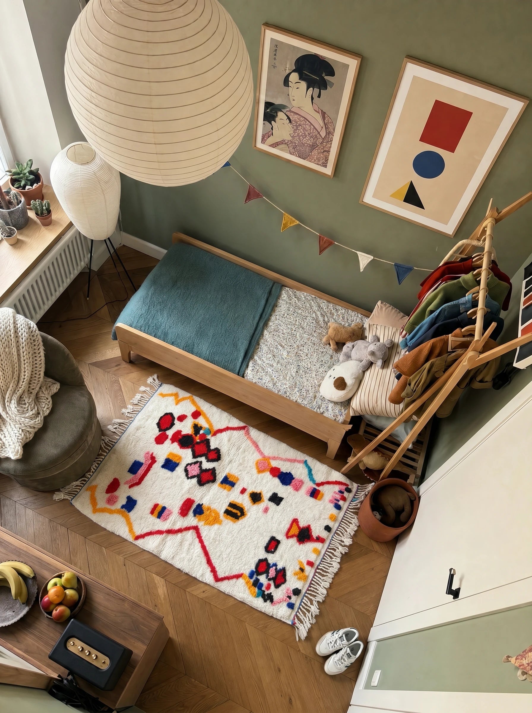 Tapis berbère coloré 98 x 166 cm en situation dans un salon, fait main en laine | Tamazi