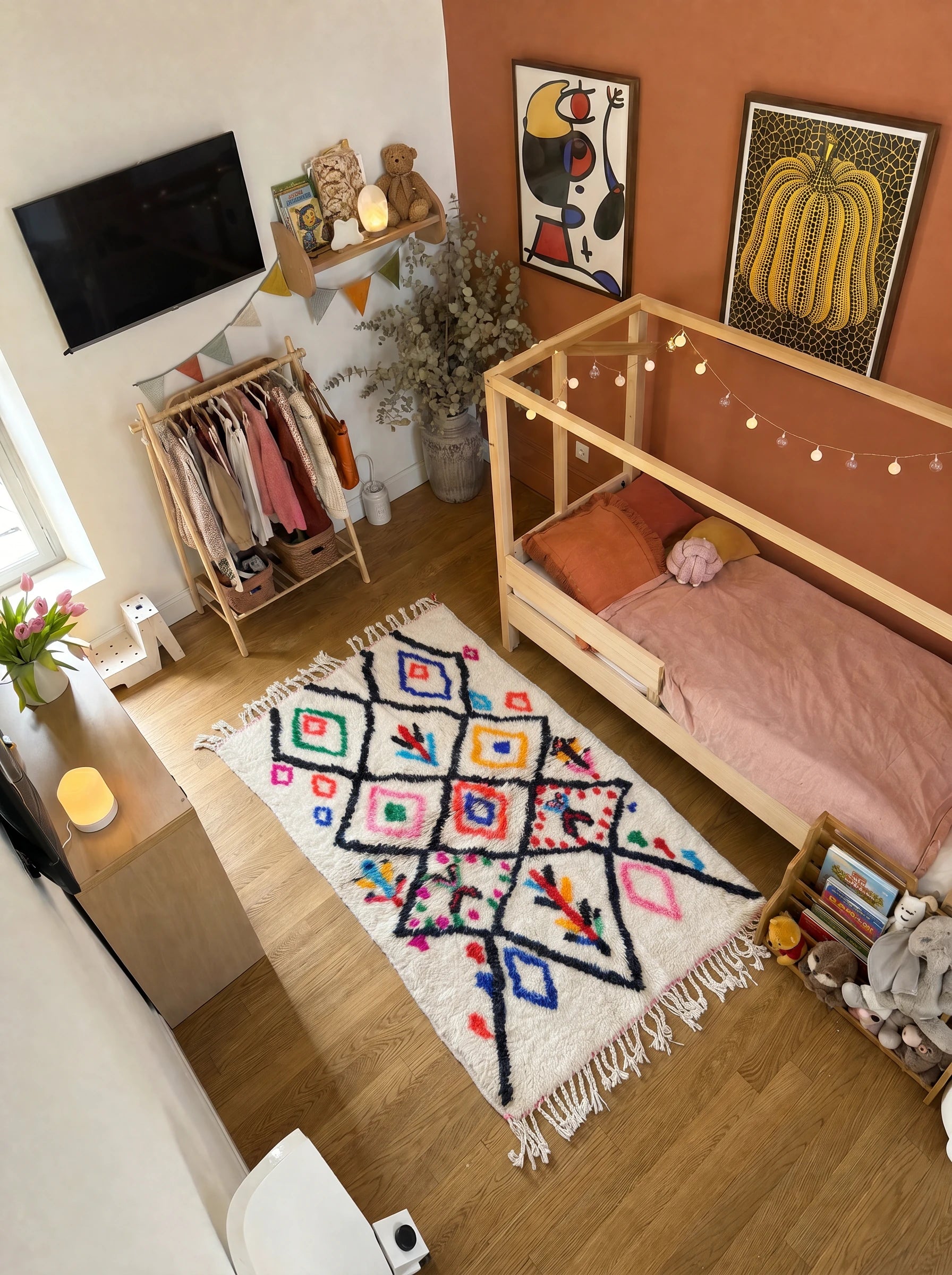 Tapis berbère coloré 98 x 168 cm en situation dans un salon, fait main en laine | Tamazi