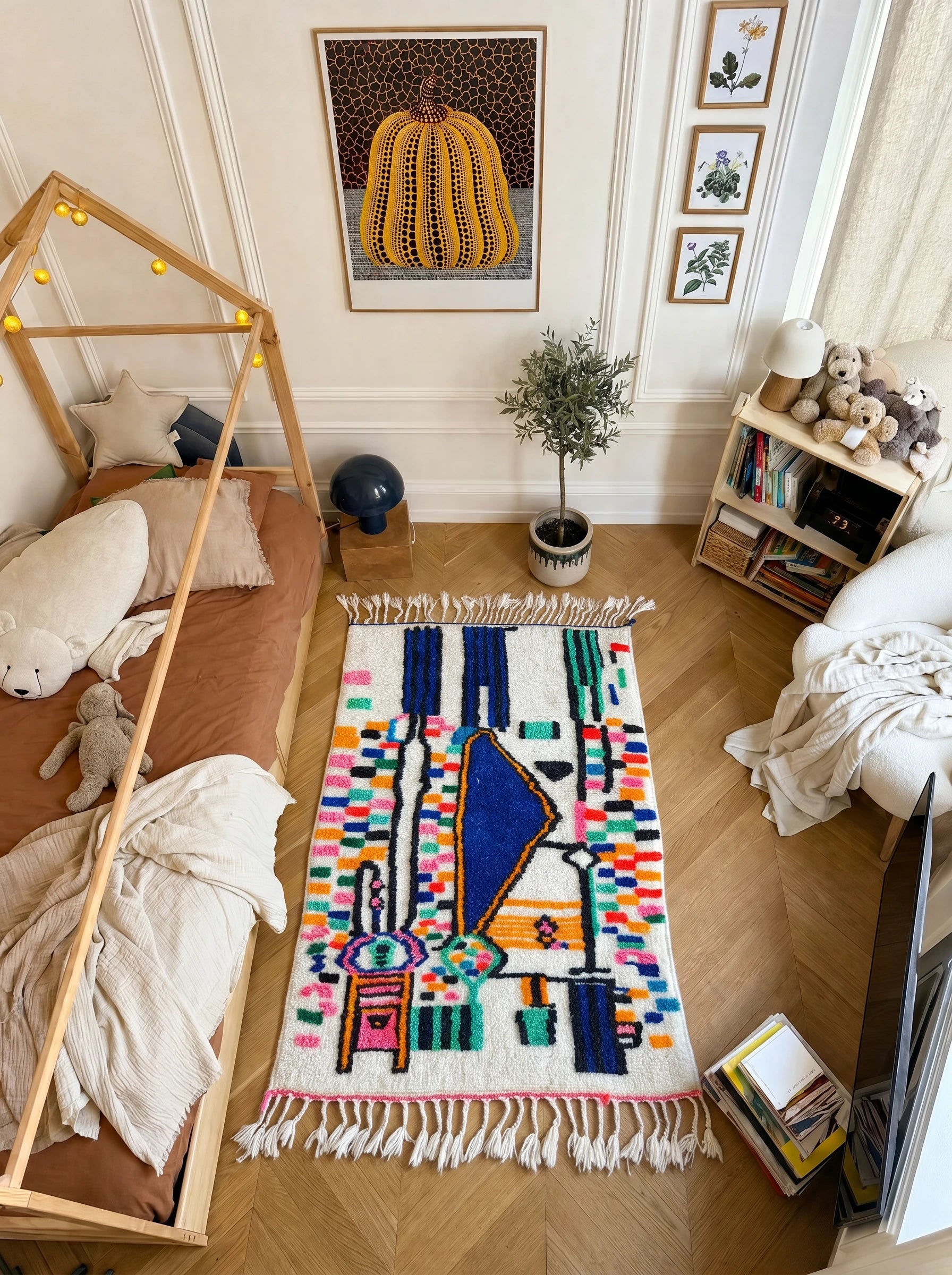 Tapis berbère coloré 99 x 185 cm en situation dans un salon, fait main en laine | Tamazi