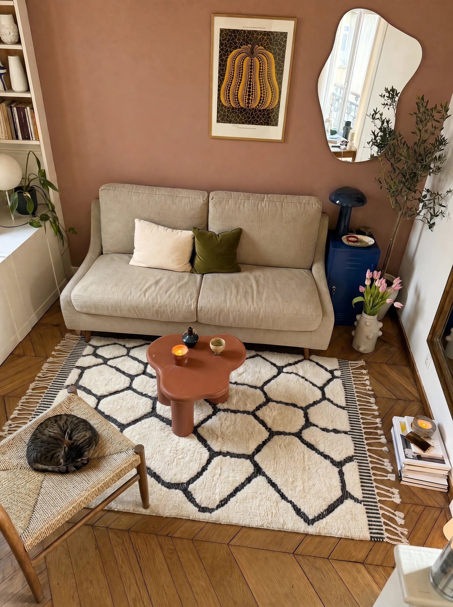 Tapis M'rirt 150 x 219 cm, tapis berbère en situation dans un salon, fait main en laine | Tamazi