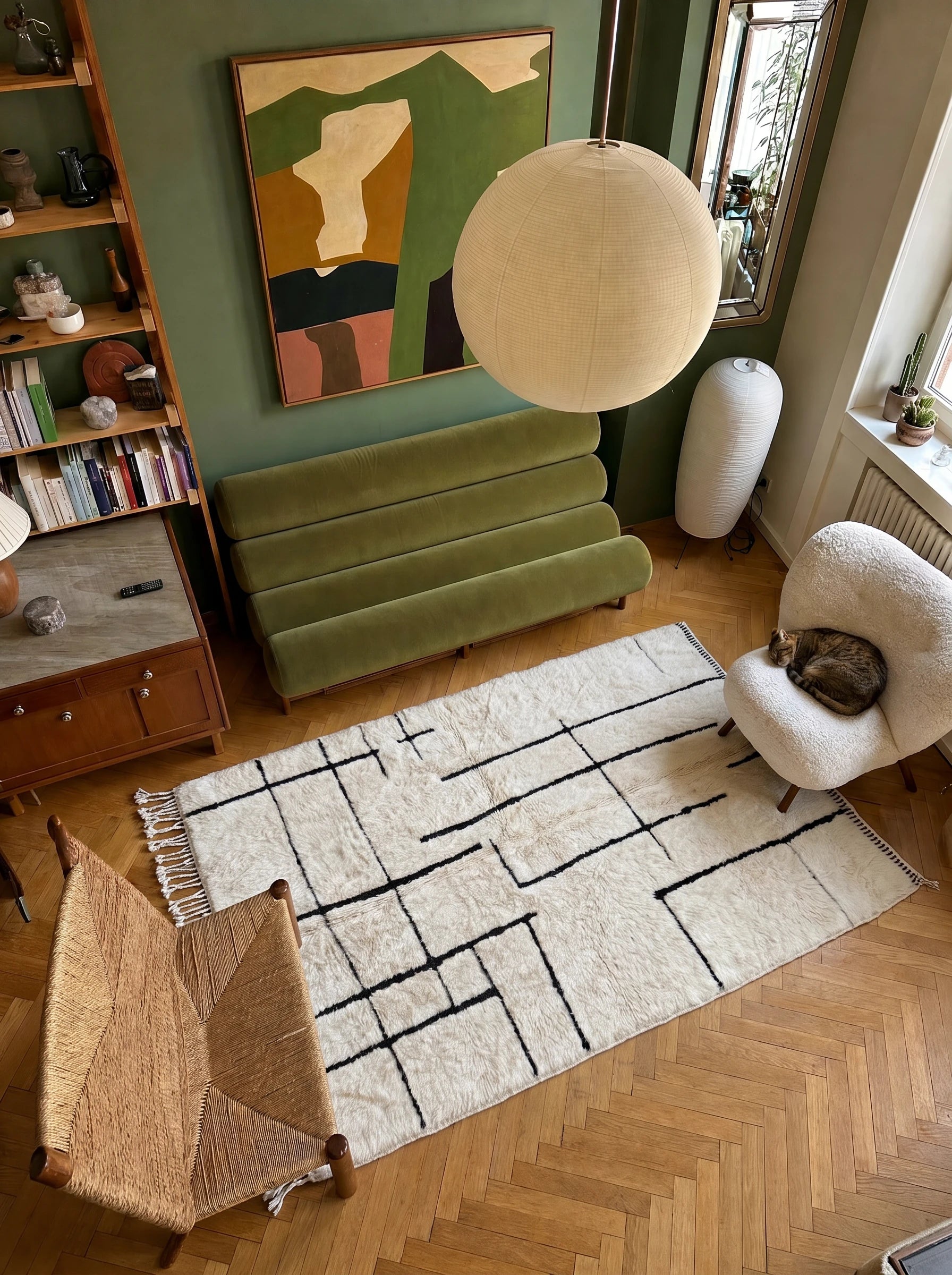 Tapis M'rirt 152 x 264 cm, tapis berbère en situation dans un salon, fait main en laine | Tamazi