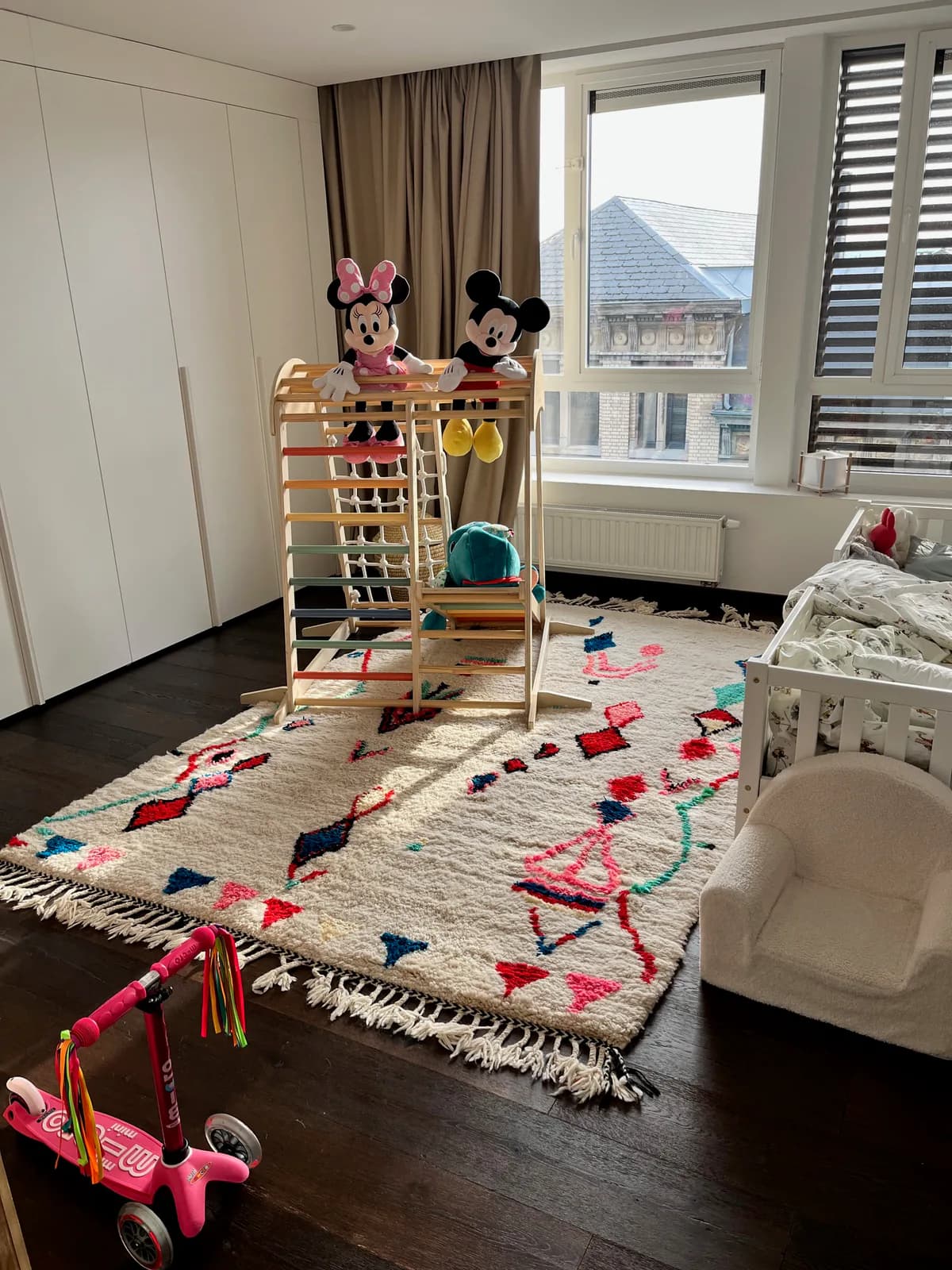 Tapis berbère coloré dans une chambre d’enfant lumineuse